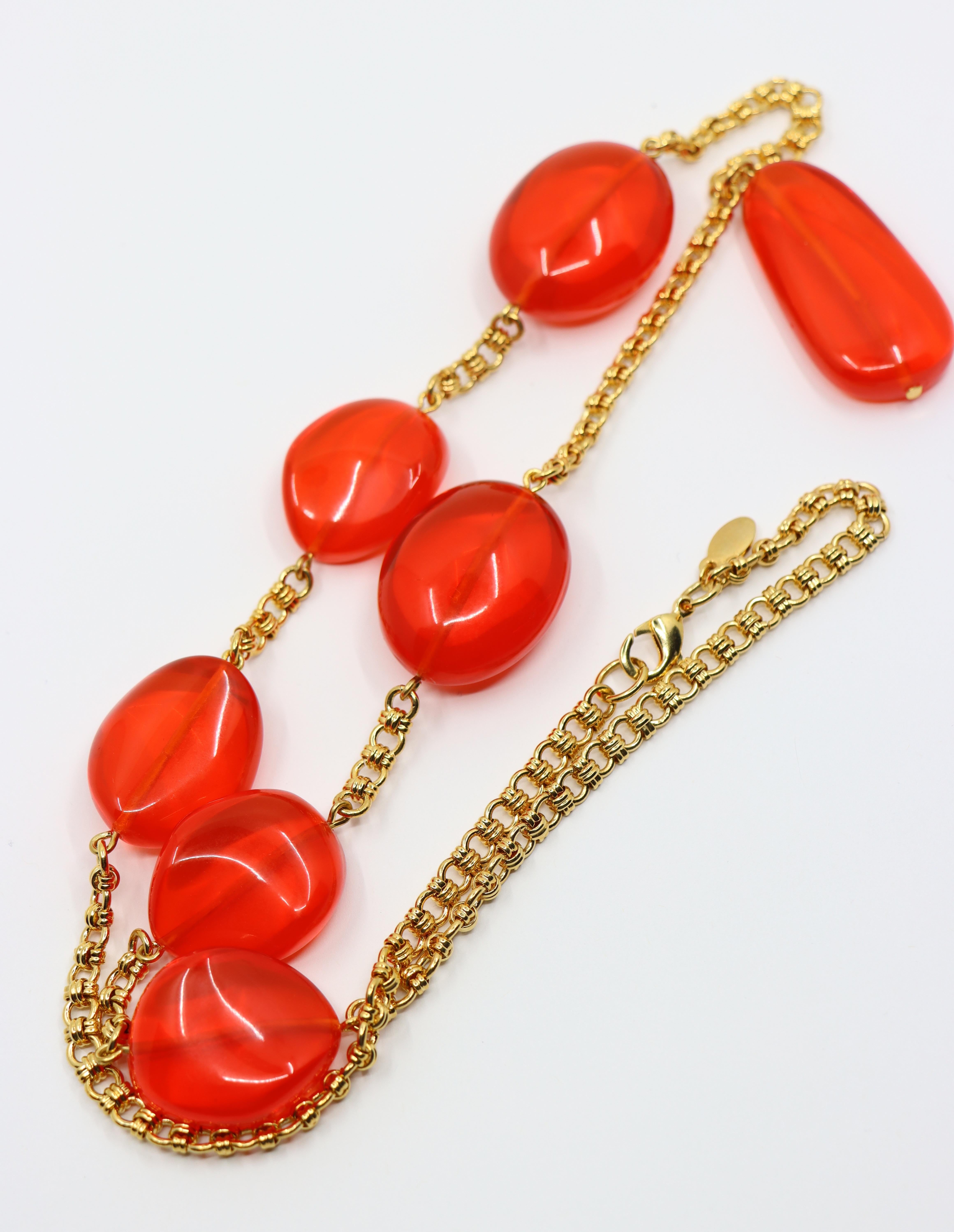 Vintage KJL Collana con catena in resina rossa e tonalità oro in vendita 1