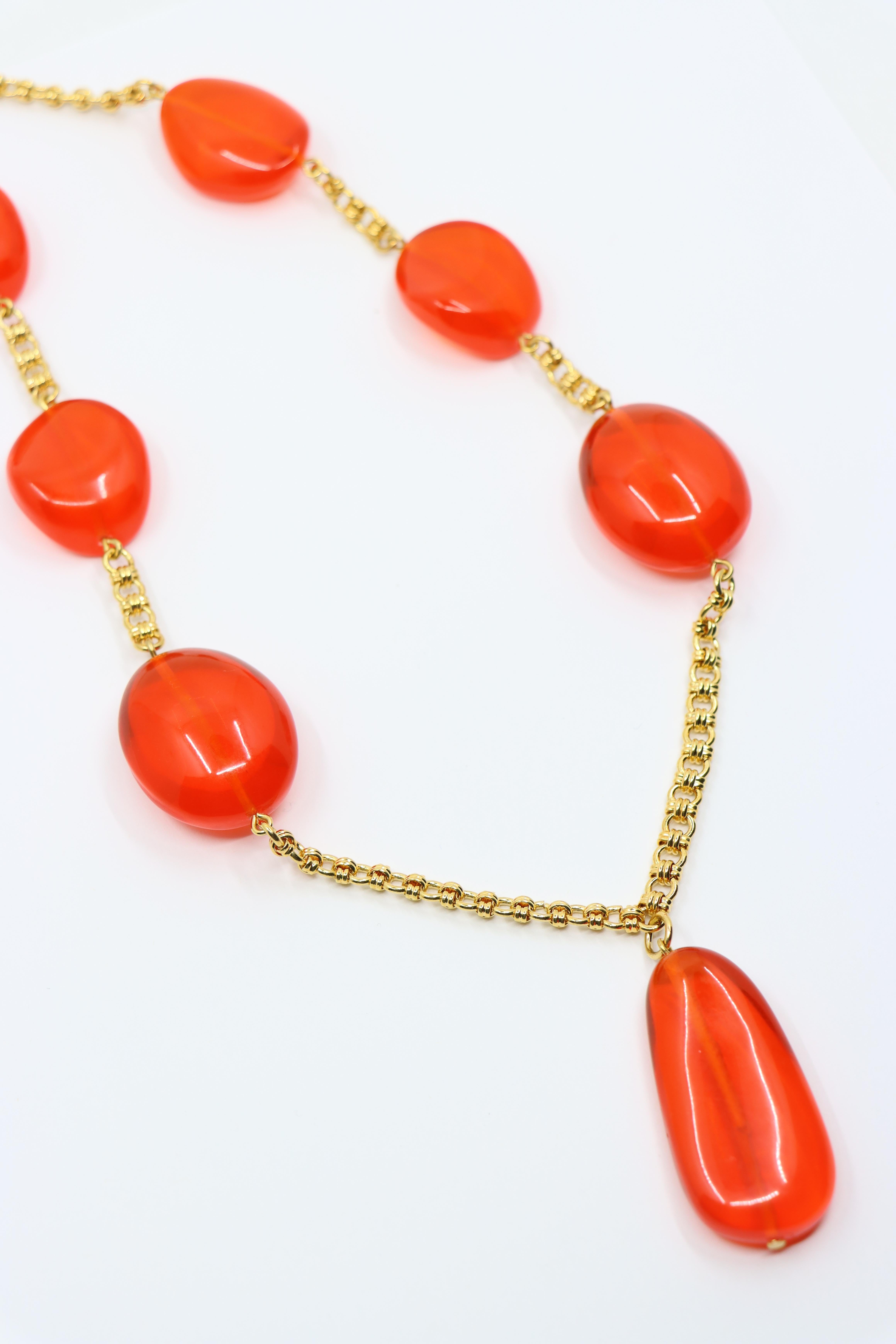 Vintage KJL Collana con catena in resina rossa e tonalità oro in vendita 2