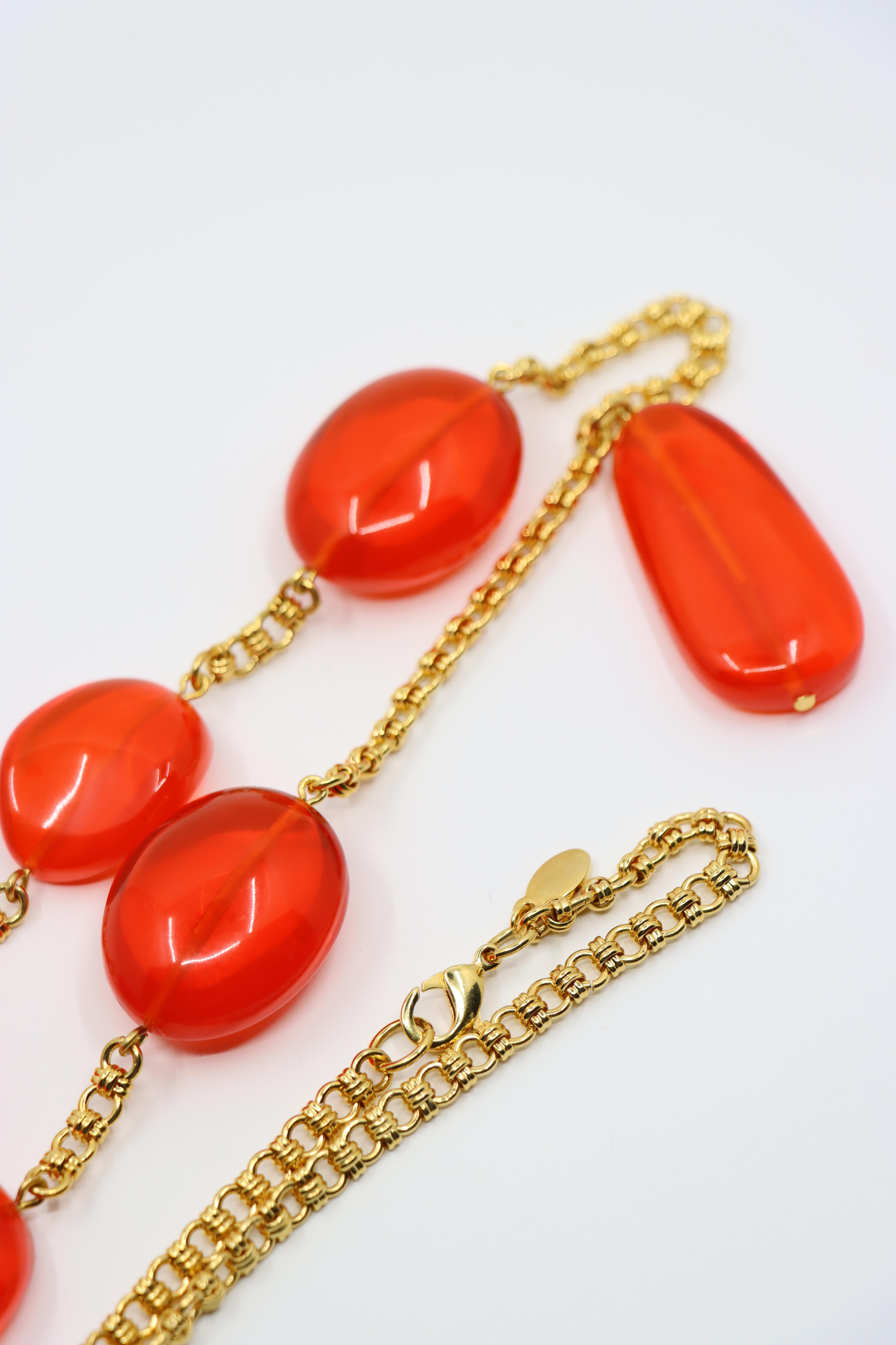 Vintage KJL Collana con catena in resina rossa e tonalità oro in vendita 3