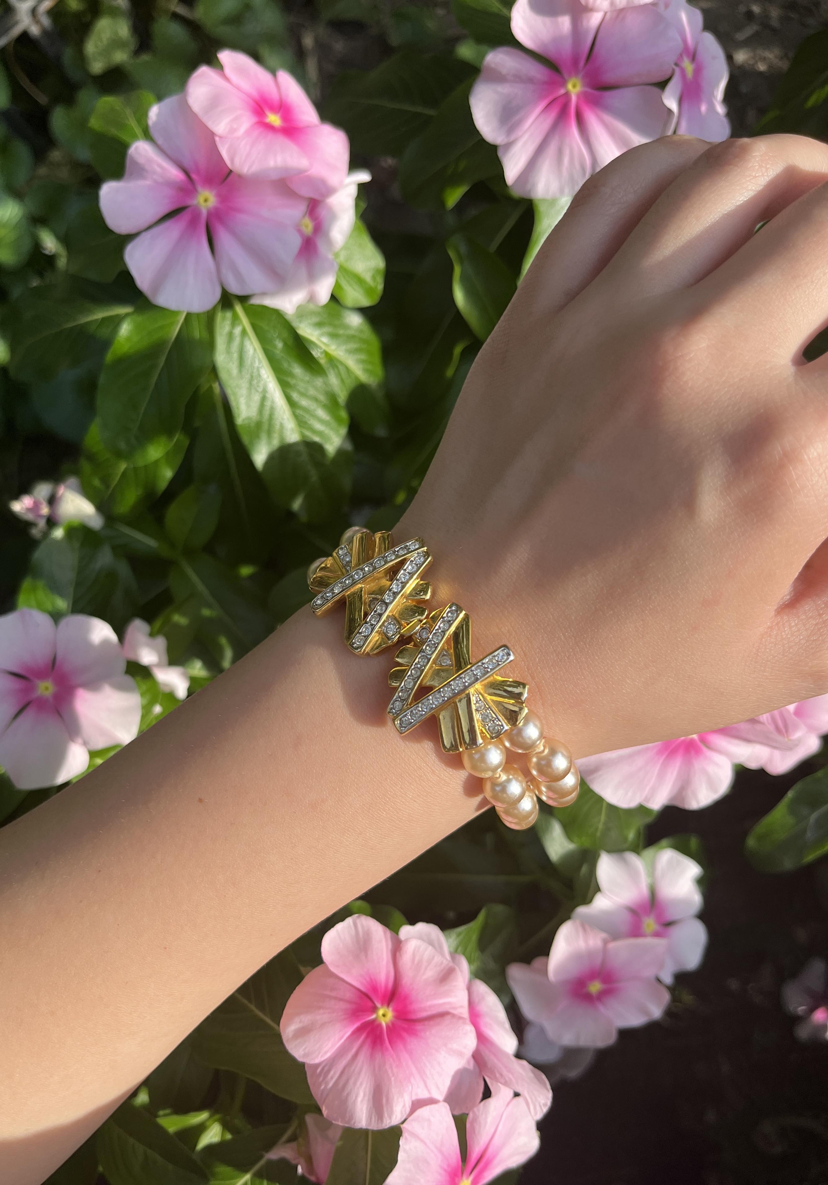 Vintage Double-Strand Perlenarmband mit Goldschließe

20. Jahrhundert

Mit einem doppelten Strang aus glänzenden Perlen. Die Schließe ist aus Gold gefertigt und mit sich kreuzenden Linien aus funkelnden Steinen verziert.

Ungefähre