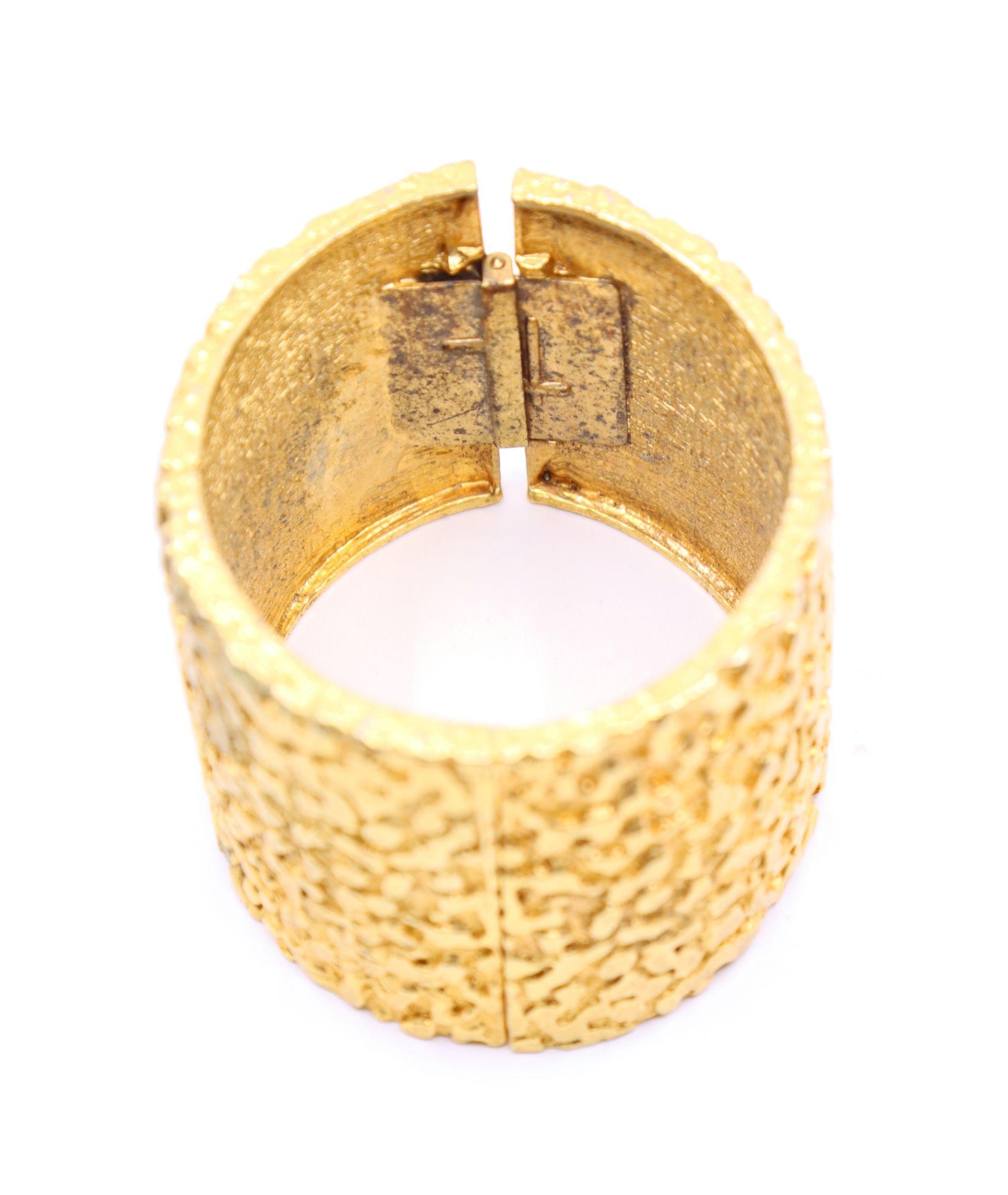 Vintage KJL Gold Tone Texturierte Armbänder im Angebot 6