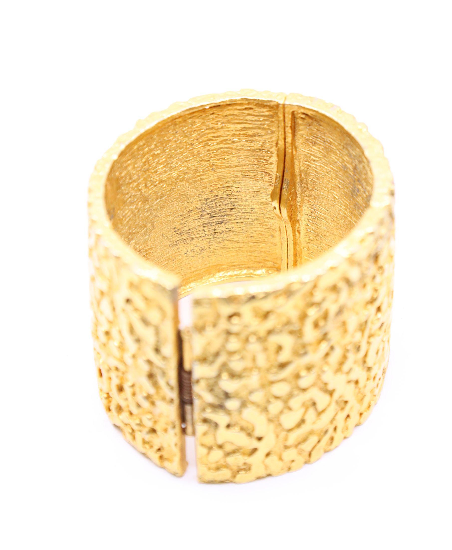 Vintage KJL Gold Tone Texturierte Armbänder im Angebot 7