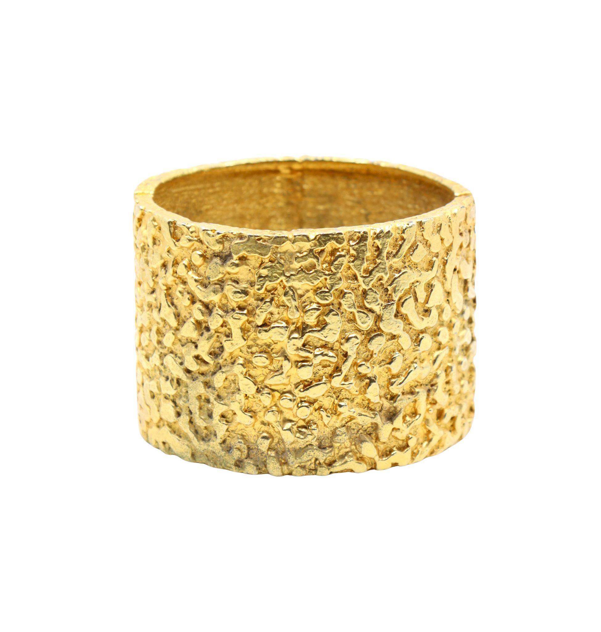 Vintage KJL Gold Tone Texturierte Armbänder im Zustand „Gut“ im Angebot in Flushing, NY