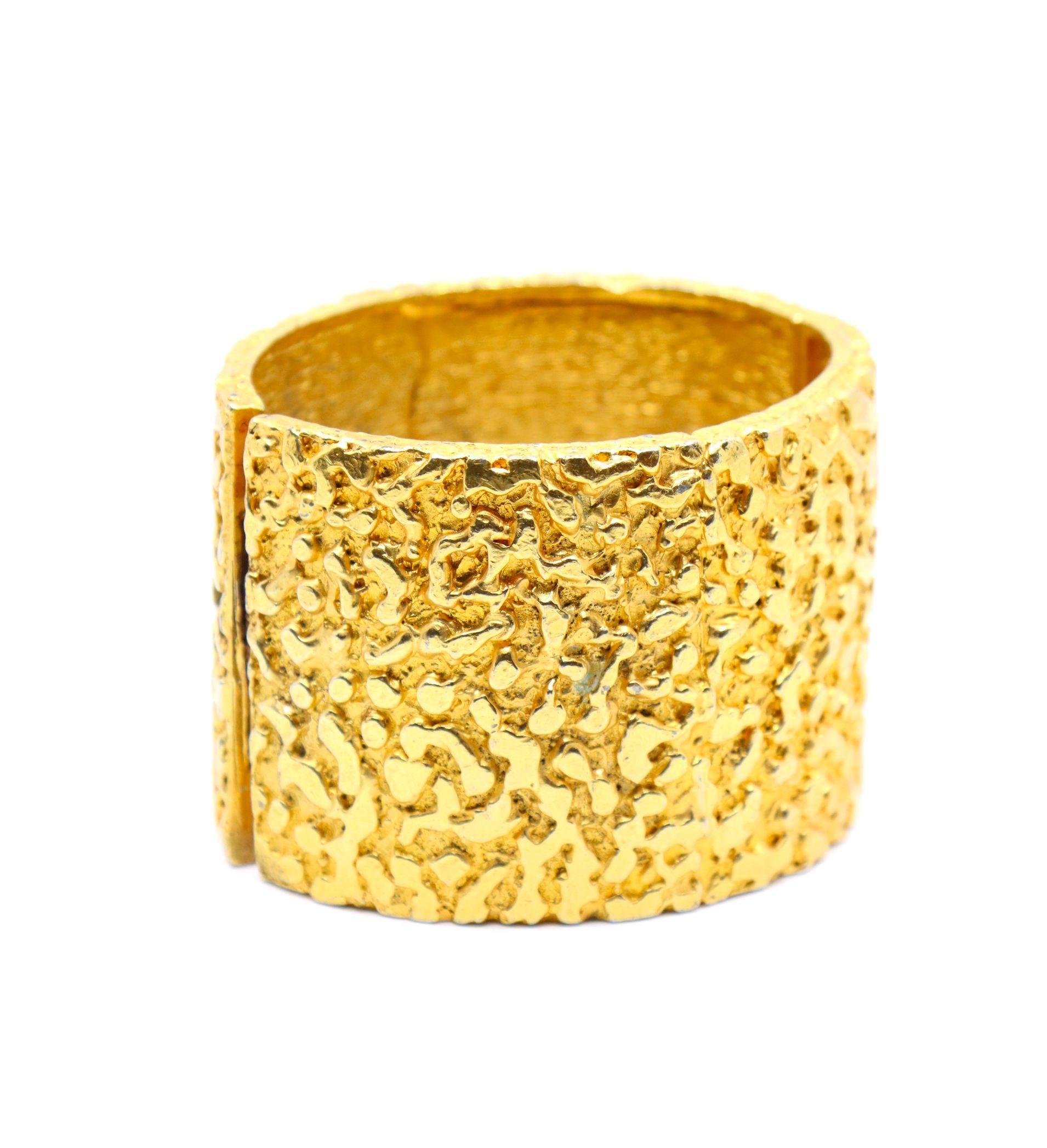 Vintage KJL Gold Tone Texturierte Armbänder im Angebot 4