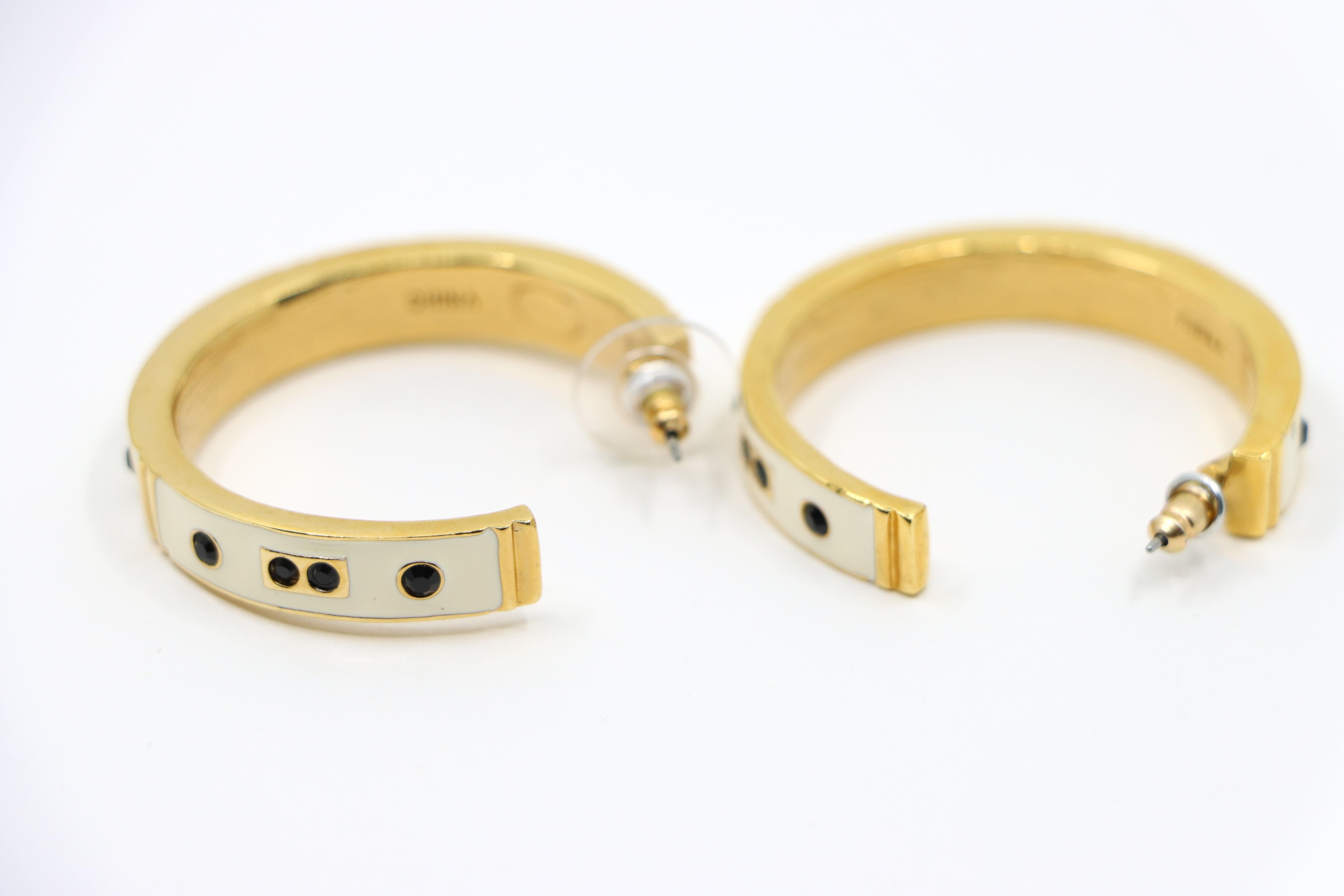 Pendientes Vintage KJL Tono Dorado Esmalte Blanco Pedrería Negra en venta 6