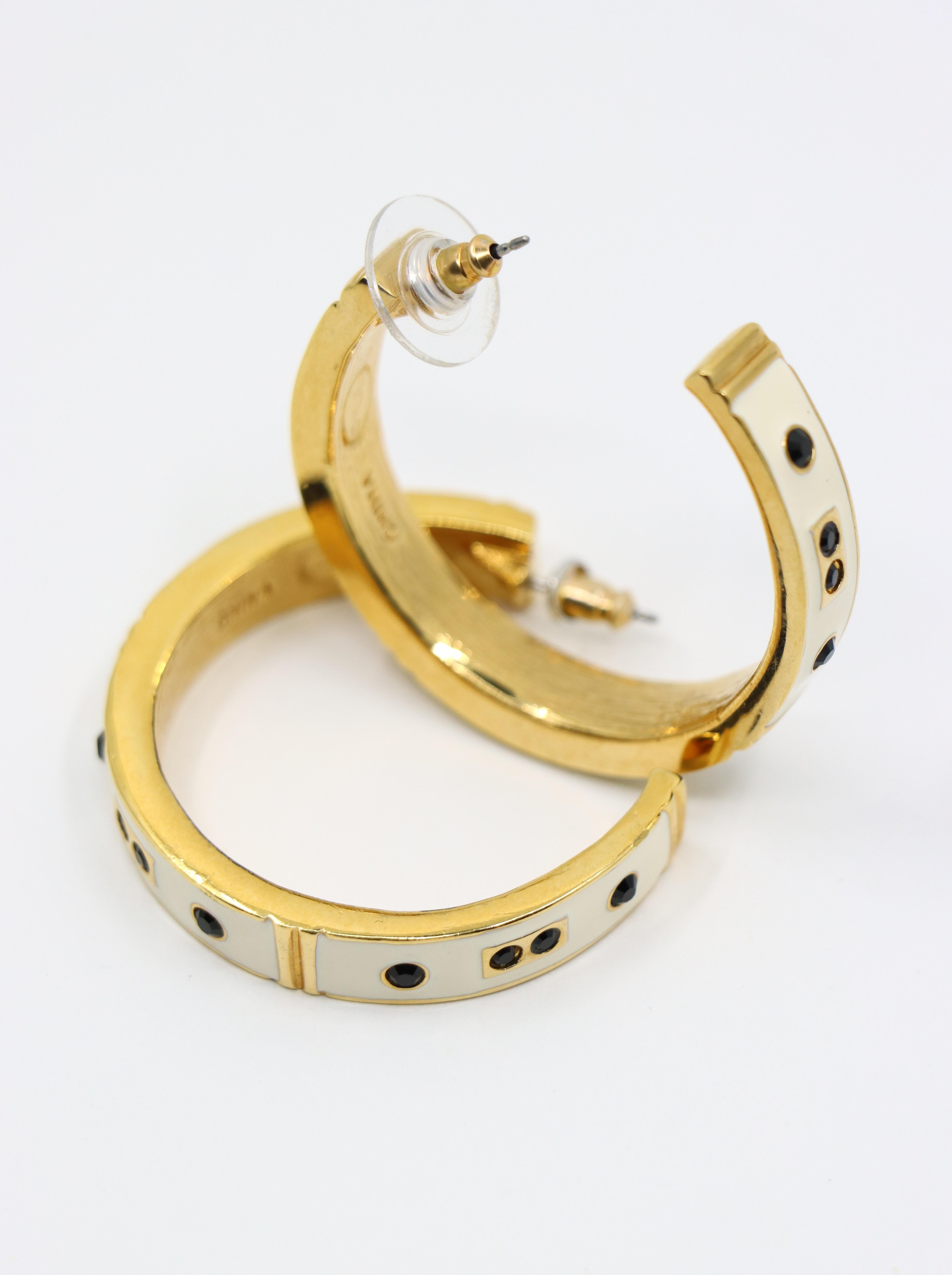 Pendientes Vintage KJL Tono Dorado Esmalte Blanco Pedrería Negra en venta 8