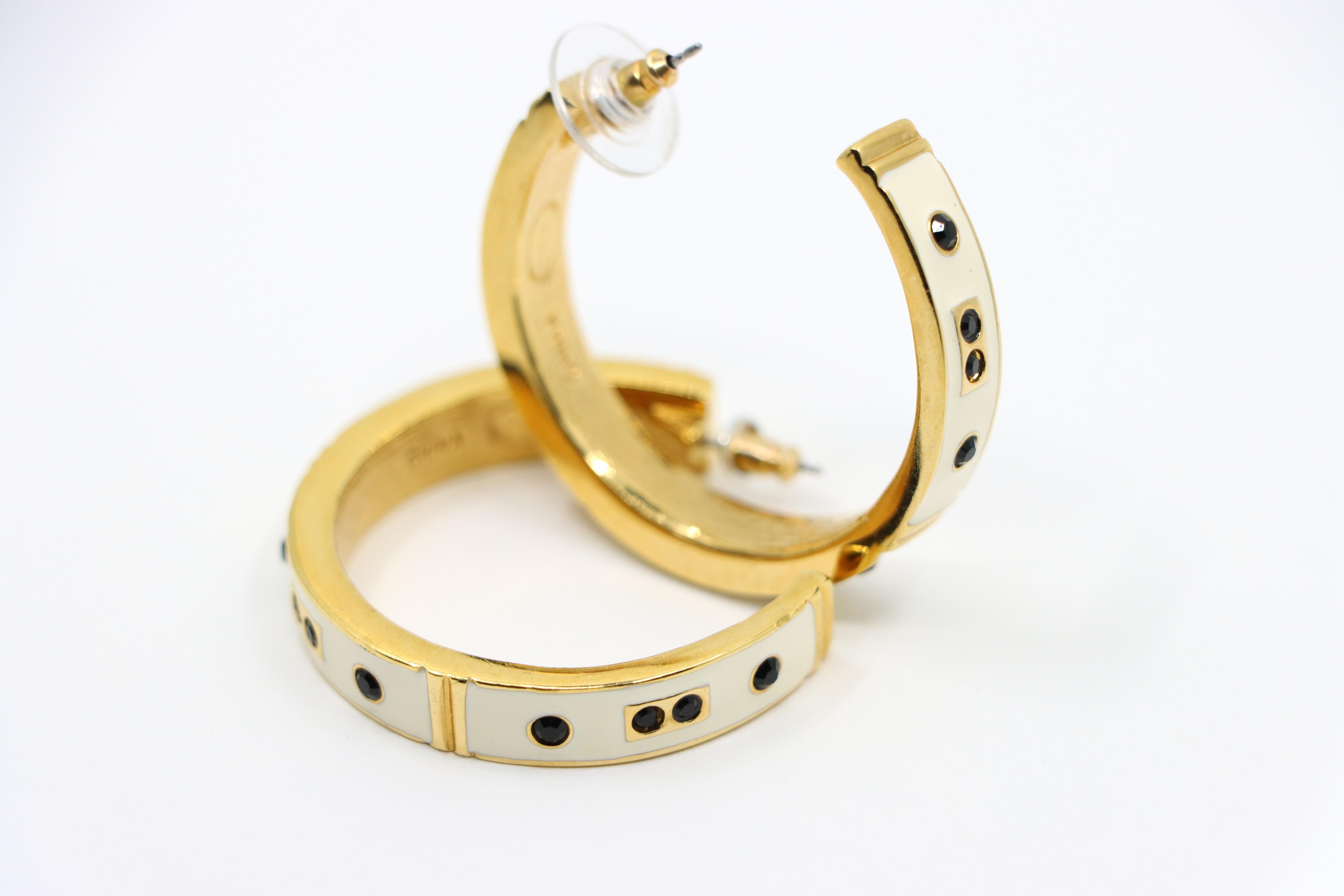 Pendientes Vintage KJL Tono Dorado Esmalte Blanco Pedrería Negra en venta 9