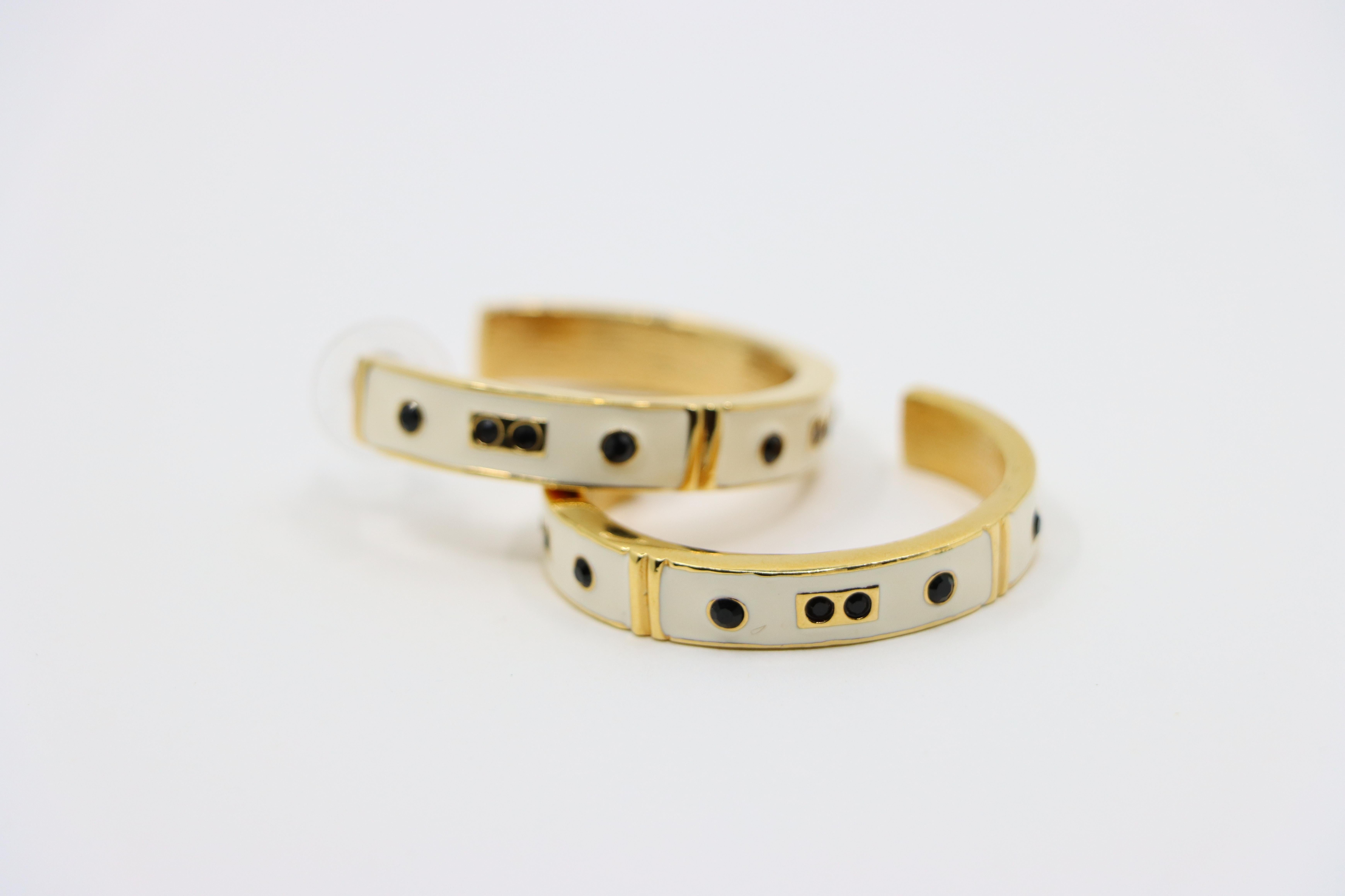 Pendientes Vintage KJL Tono Dorado Esmalte Blanco Pedrería Negra en venta 10