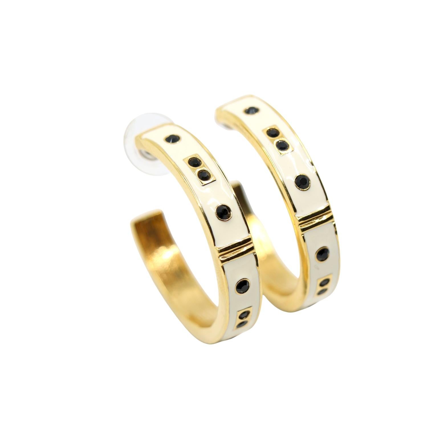 Pendientes Vintage KJL Tono Dorado Esmalte Blanco Pedrería Negra

Marcado:
KJL

Dimensiones aproximadas:
3,8 cm ( Longitud) 
0,7 cm (Anchura) 
23,7 gramos de peso.