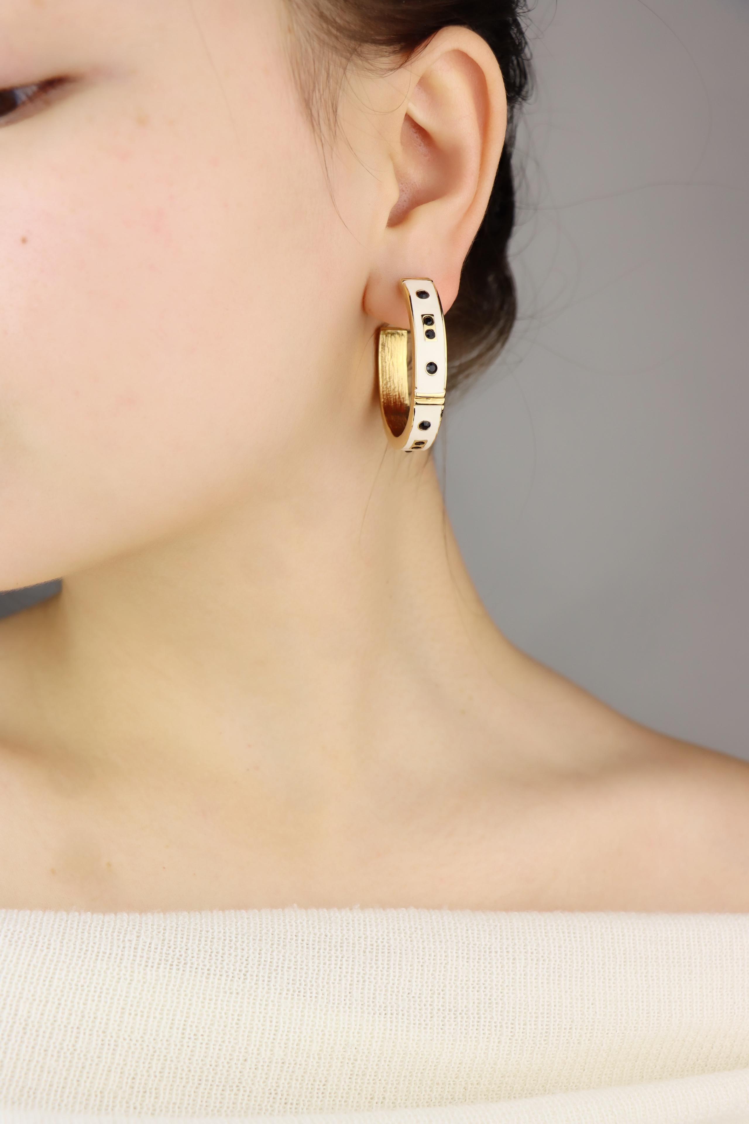 Pendientes Vintage KJL Tono Dorado Esmalte Blanco Pedrería Negra en Bueno estado para la venta en Flushing, NY