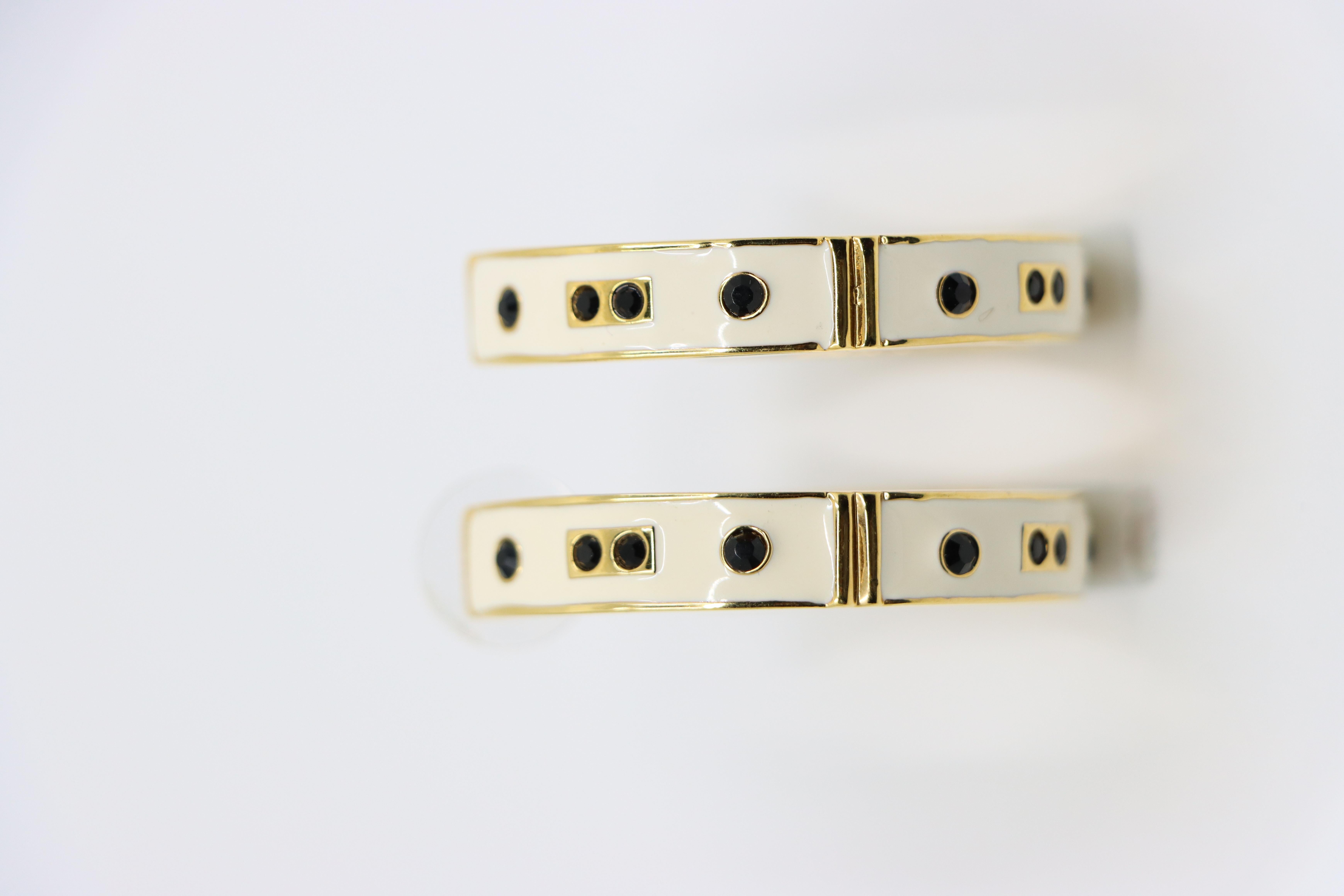 Femenino o masculino Pendientes Vintage KJL Tono Dorado Esmalte Blanco Pedrería Negra en venta