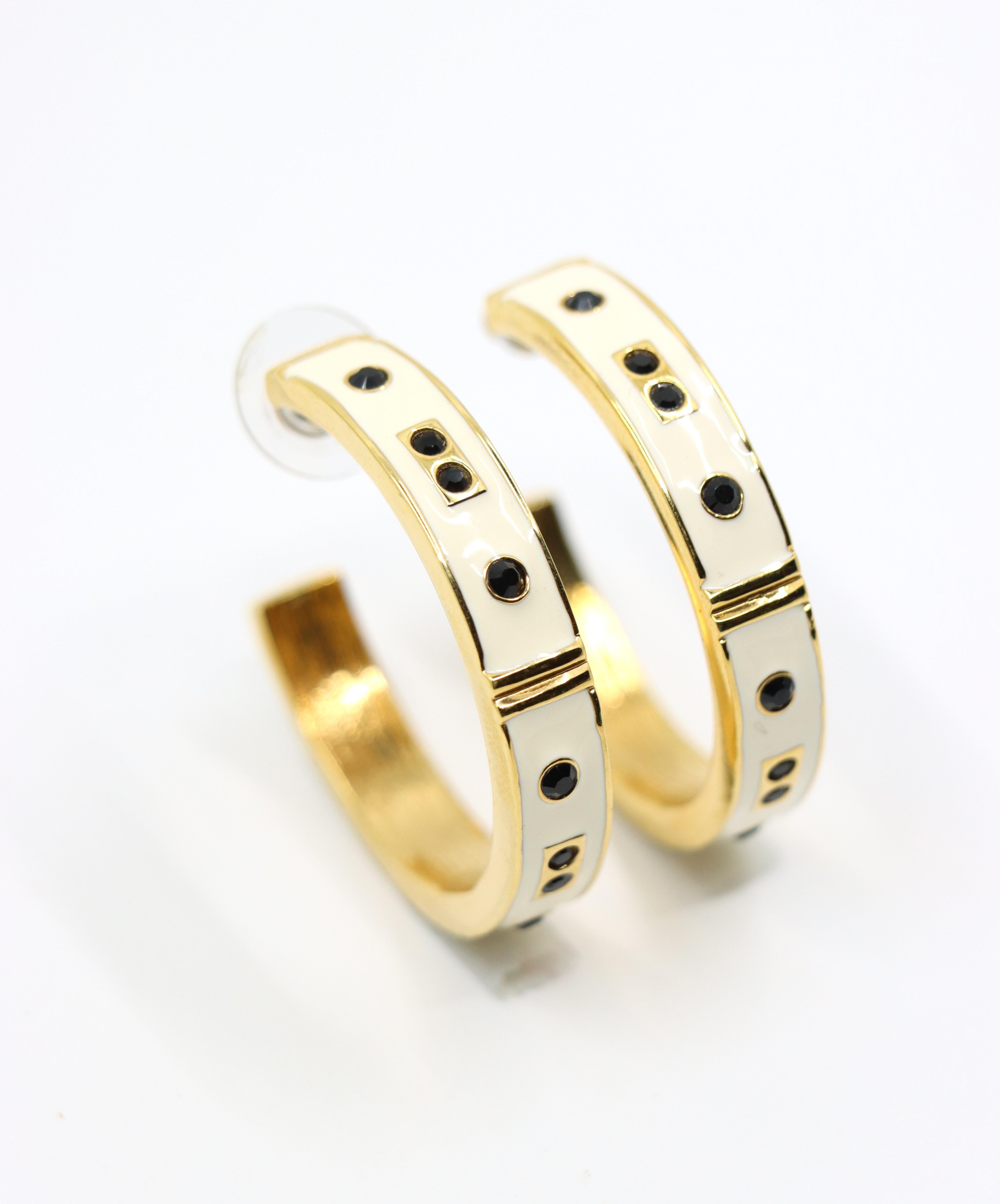 Pendientes Vintage KJL Tono Dorado Esmalte Blanco Pedrería Negra en venta 2