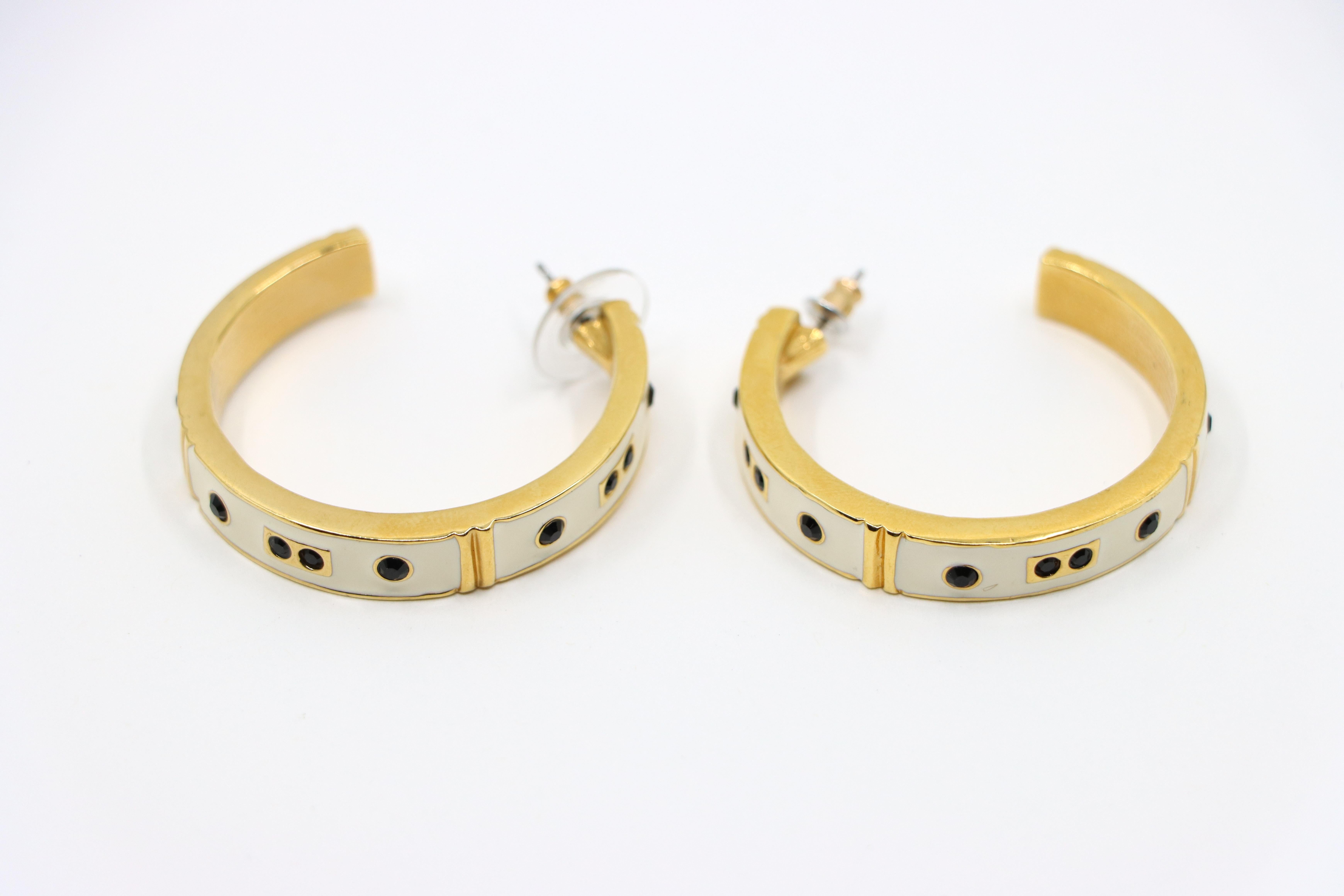 Pendientes Vintage KJL Tono Dorado Esmalte Blanco Pedrería Negra en venta 3