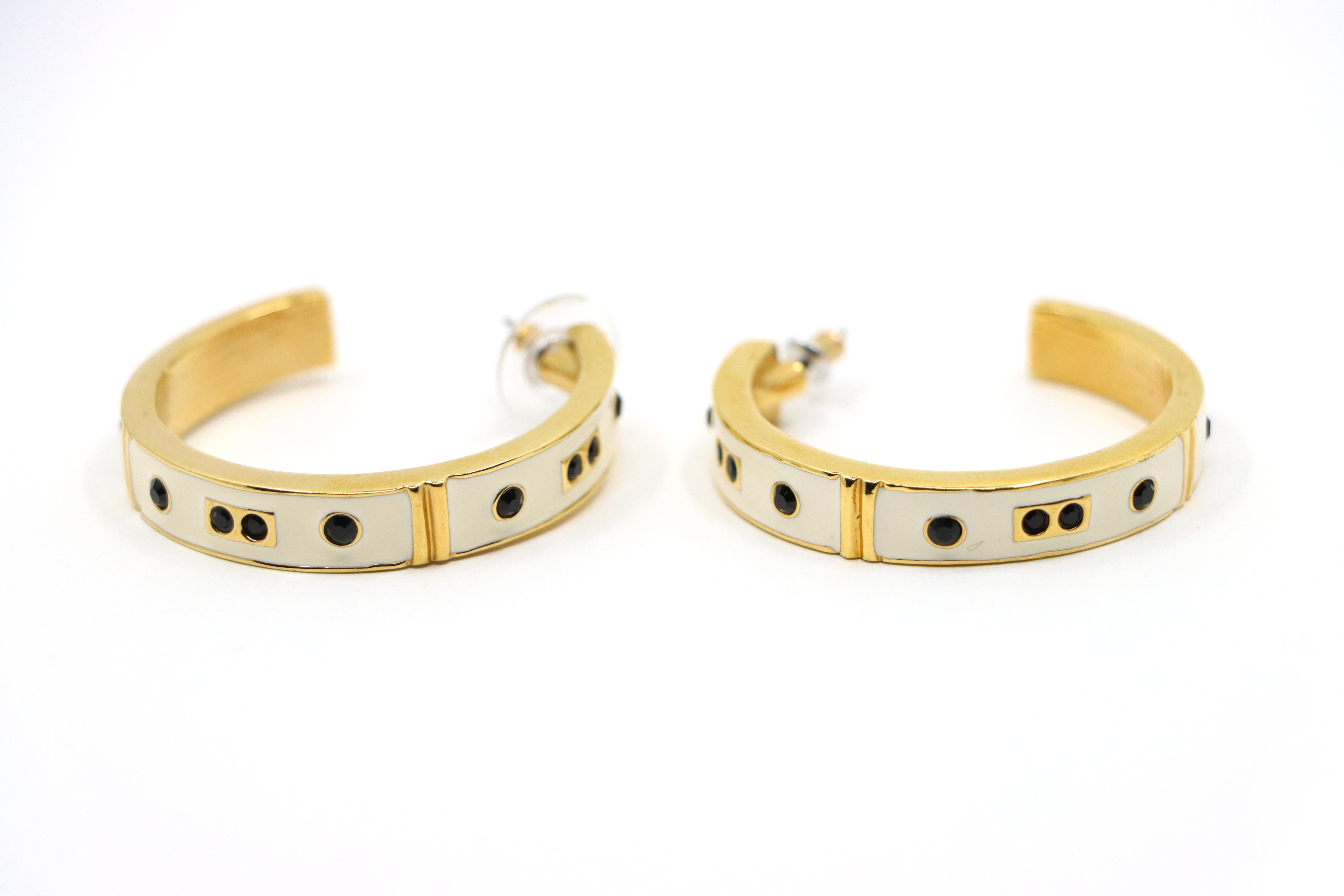 Pendientes Vintage KJL Tono Dorado Esmalte Blanco Pedrería Negra en venta 4