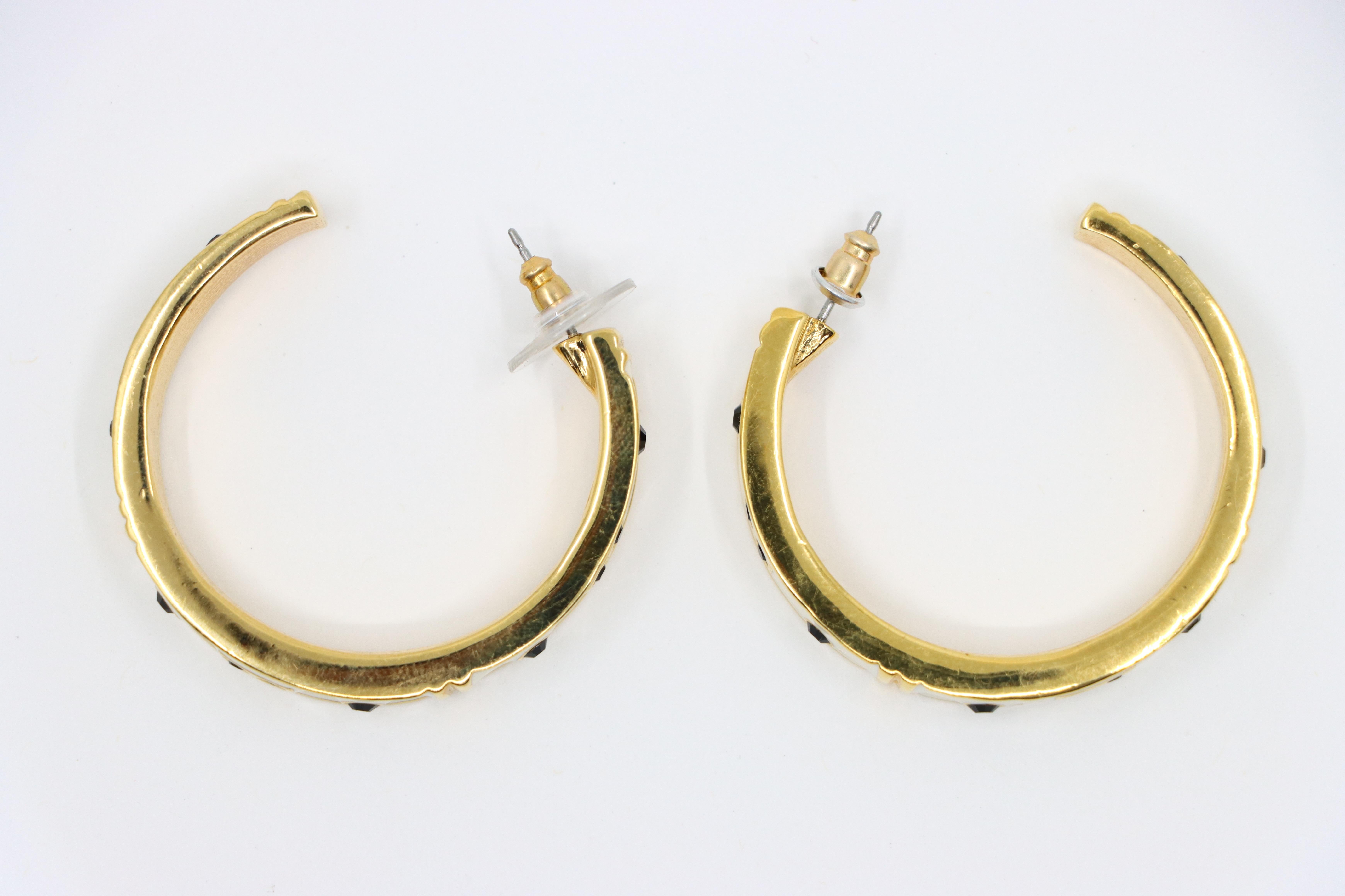 Pendientes Vintage KJL Tono Dorado Esmalte Blanco Pedrería Negra en venta 5