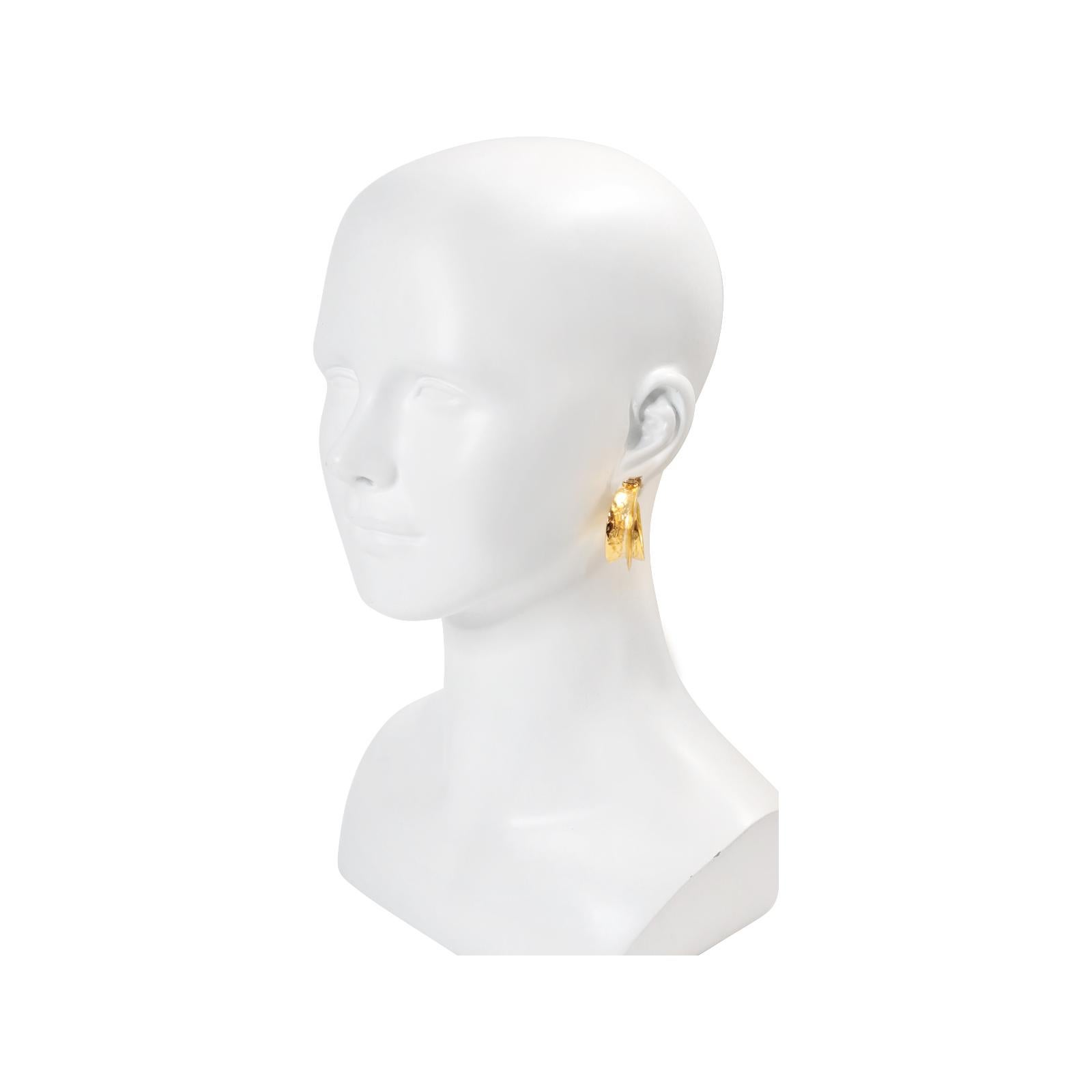 Vintage KJL Gold Tone Wider Hoop Earrings Circa 1990s Moderno en venta
