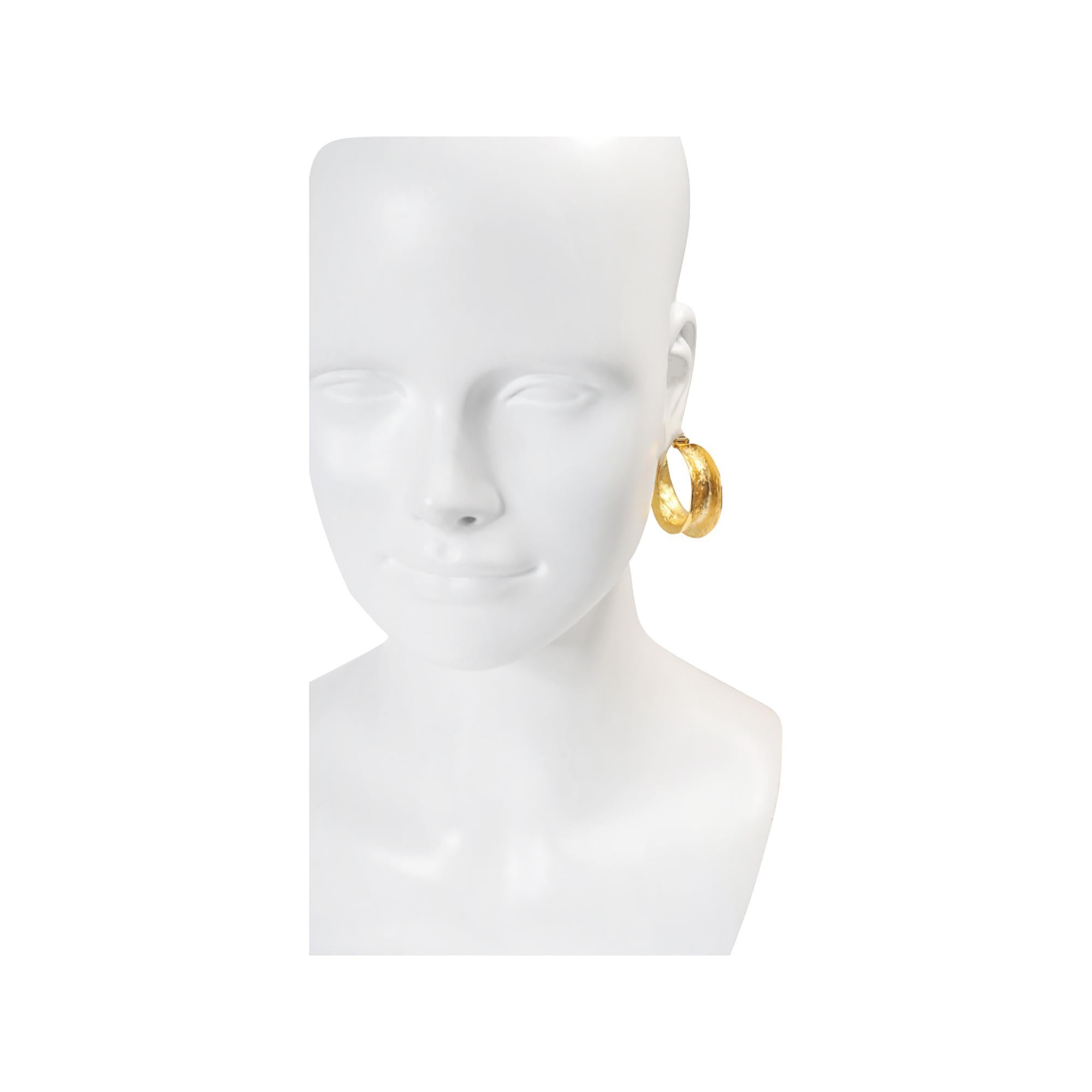 Vintage KJL Gold Tone Wider Hoop Earrings Circa 1990s Moderno en venta