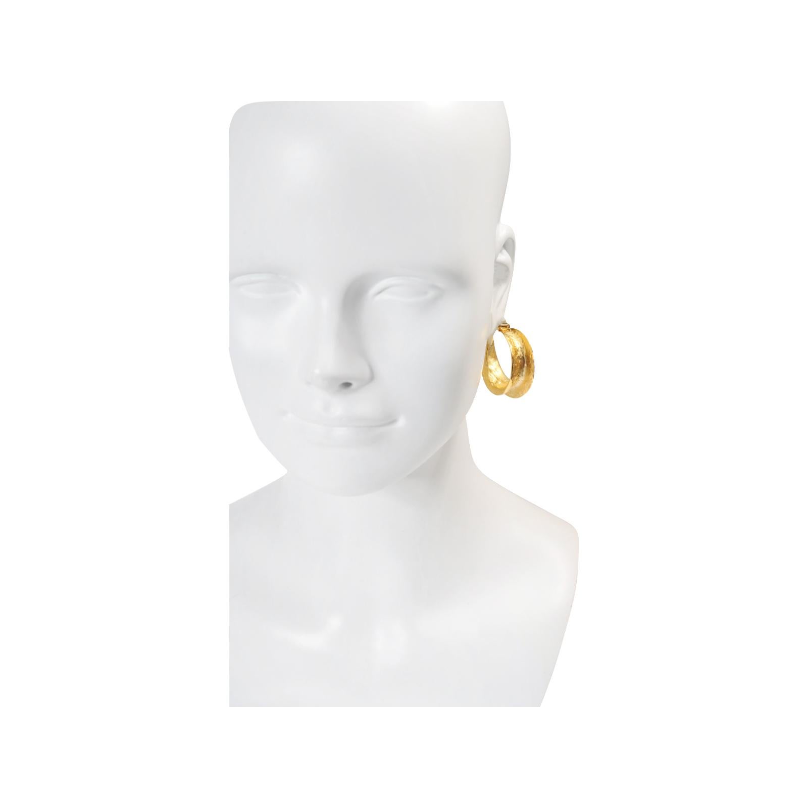 Vintage KJL Gold Tone Wider Hoop Earrings Circa 1990s en Bueno estado para la venta en New York, NY