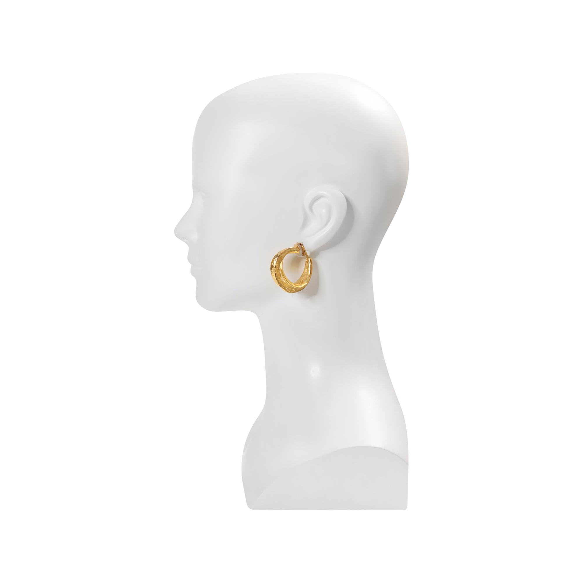 Vintage KJL Gold Tone Wider Hoop Earrings Circa 1990s en Bueno estado para la venta en New York, NY