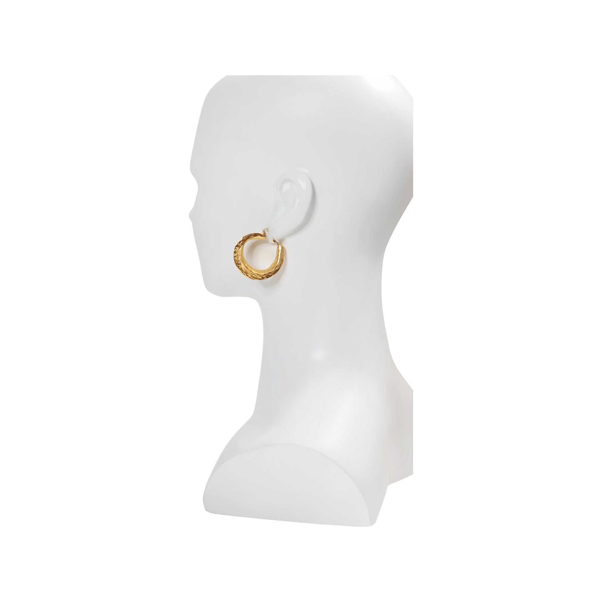 Vintage KJL Gold Tone Wider Hoop Earrings Circa 1990s en venta 1