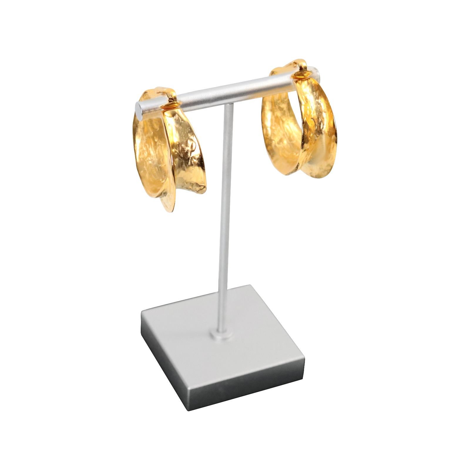 Vintage KJL Gold Tone Wider Hoop Earrings Circa 1990s en venta 2