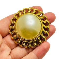 KJL KENNETH JAY LANE d'epoca, ciondolo con spilla di design in perle finte in tonalità oro