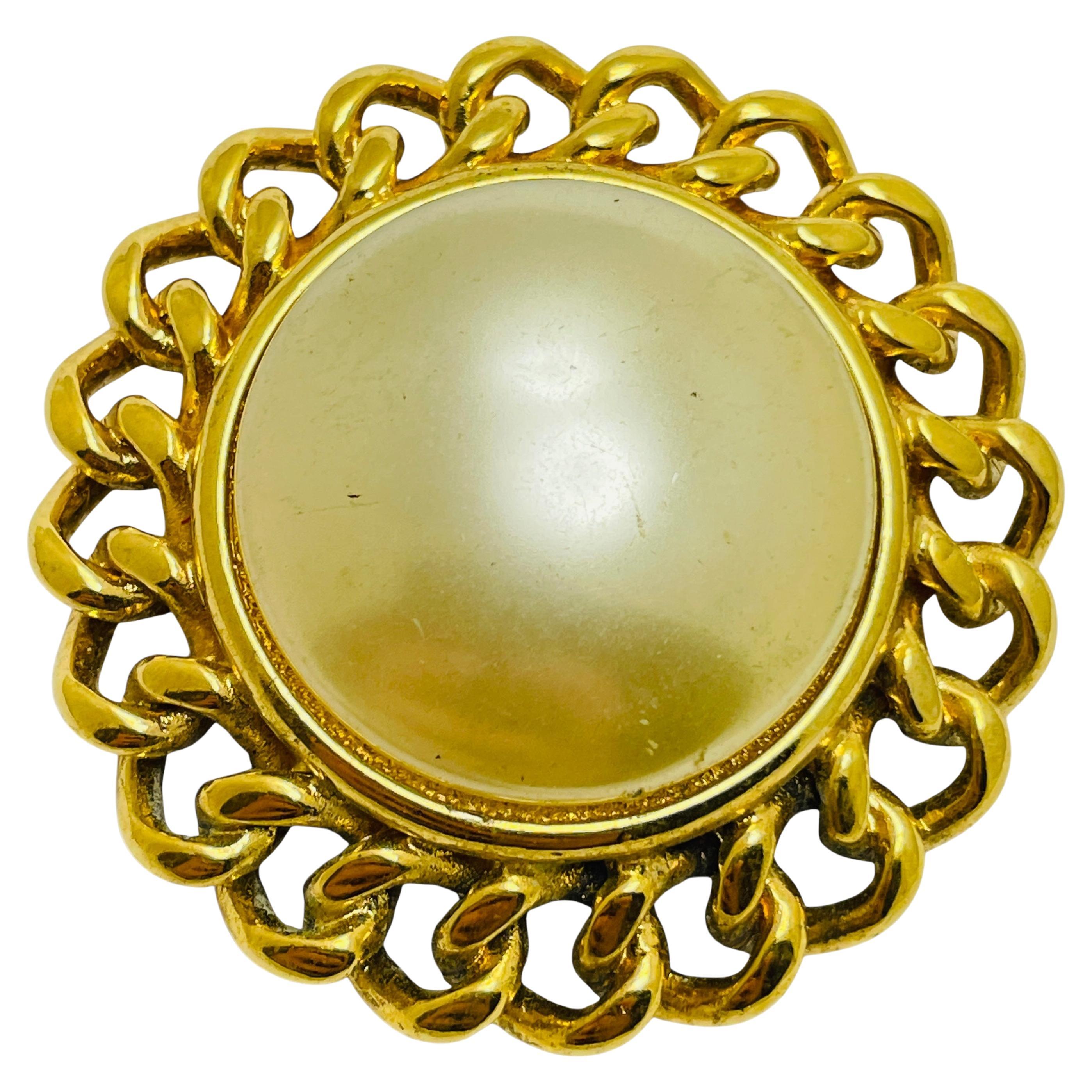 KJL KENNETH JAY LANE d'epoca, ciondolo con spilla di design in perle finte in tonalità oro