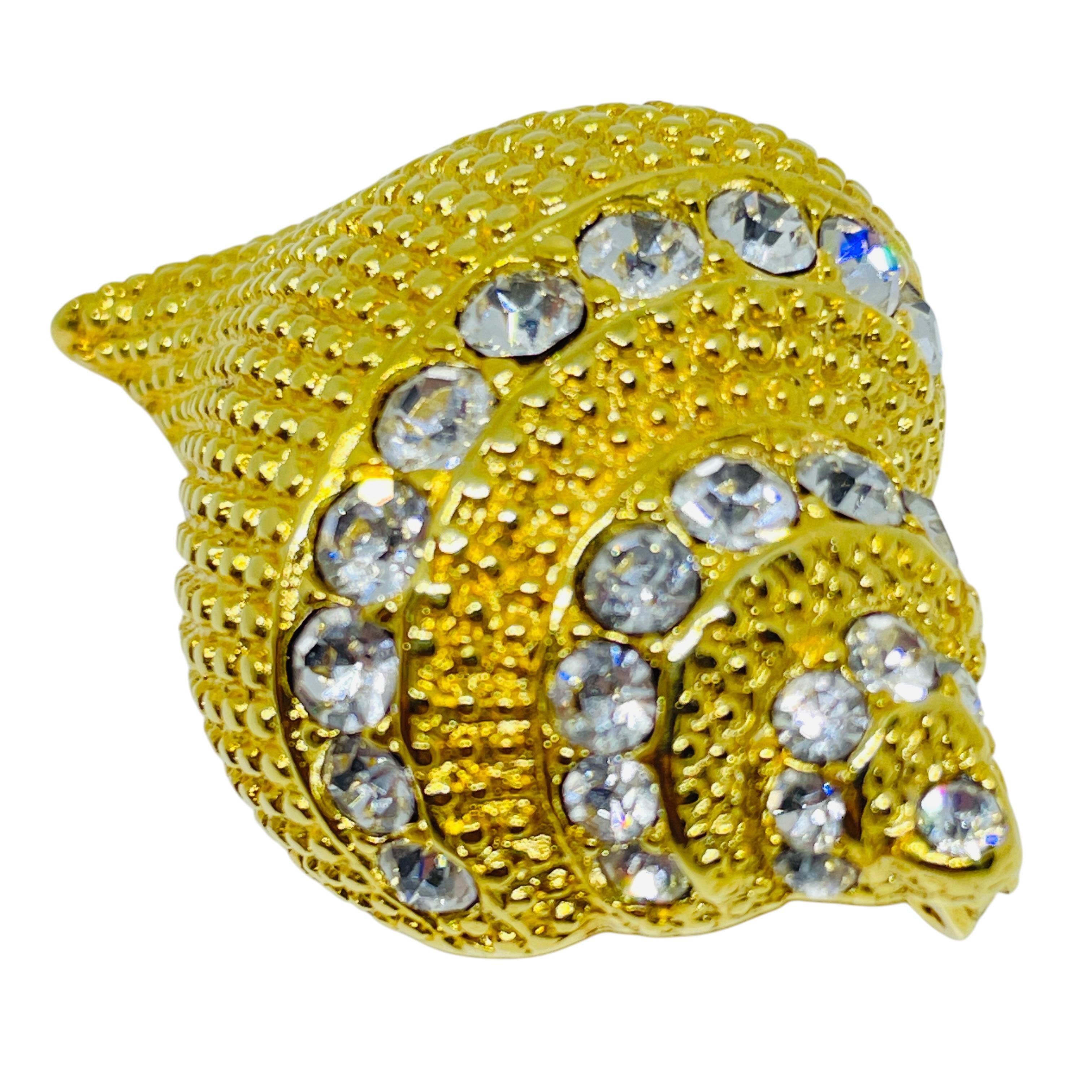 DETAILS

• signed KJL 

• gold tone with rhinestones

• vintage designer brooch

MEASUREMENTS

•

CONDITION

• very good vintage condition with minimal signs of wear

Sku 50

❤️❤️ VINTAGE DESIGNER JEWELRY ❤️❤️

❤️❤️ ALEXANDER’S BOUTIQUE ❤️❤️