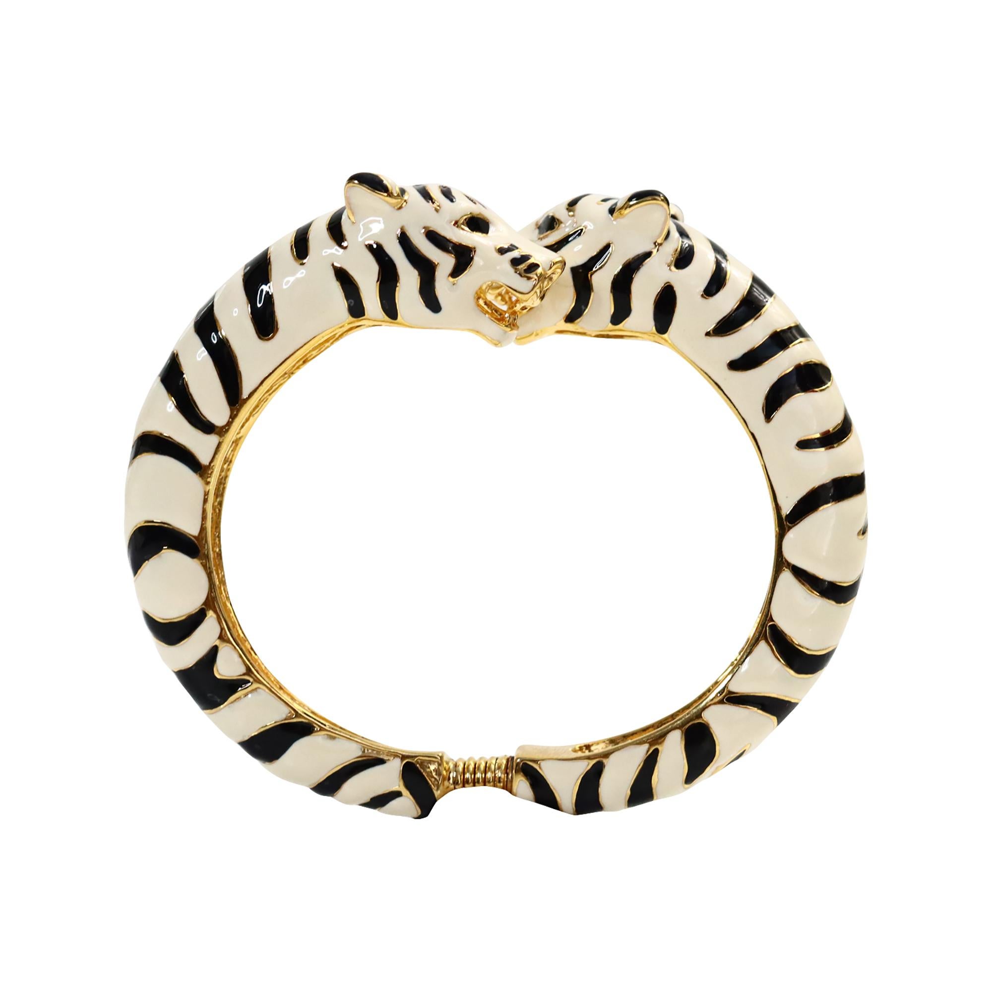 Vintage KJL Leopard Schwarz-Weiß-Emaille-Doppelkopfklammer, CIRCA 1980er Jahre. Dies ist ein wahrhaft atemberaubendes Schmuckstück, das in Kombination mit Goldstücken, gestapelt oder in Kombination mit anderen Emaillefarben aller Art fantastisch