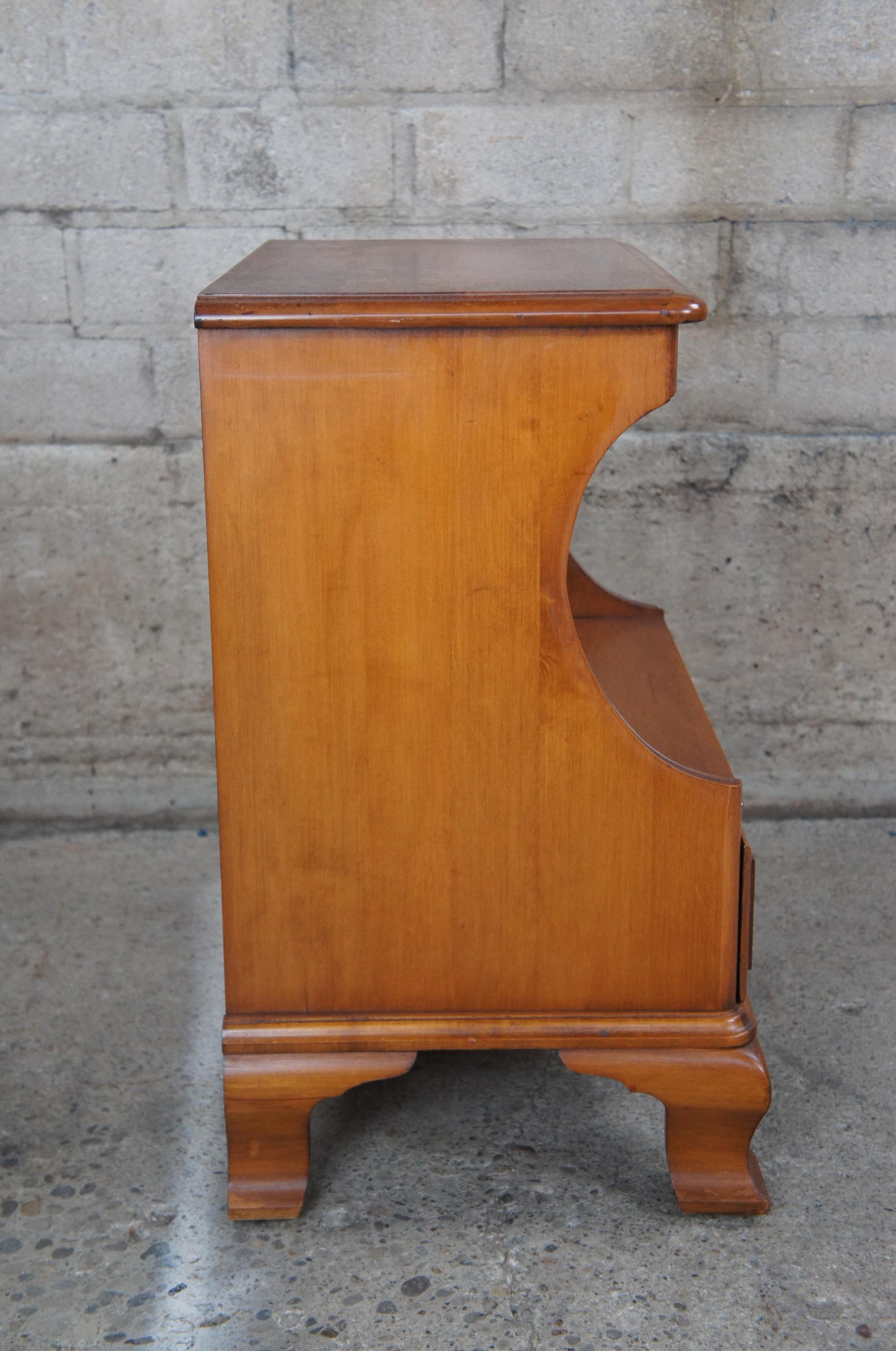 Vintage Kling Old Orchard Colonial Serpentine Solid Maple Nightstand Side Table In Fair Condition In Dayton, OH