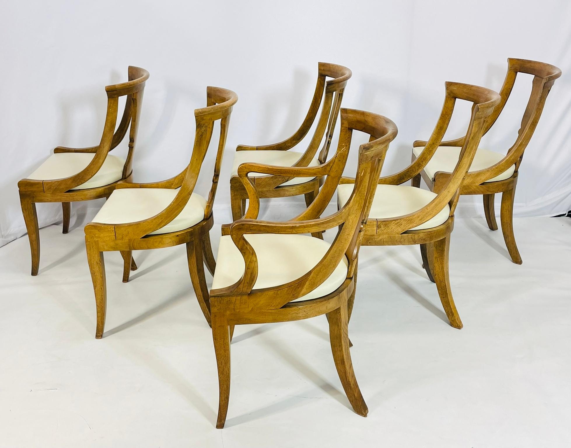Legno Sedie da pranzo Klismos vintage con struttura scultorea in Wood, set da 6 in vendita