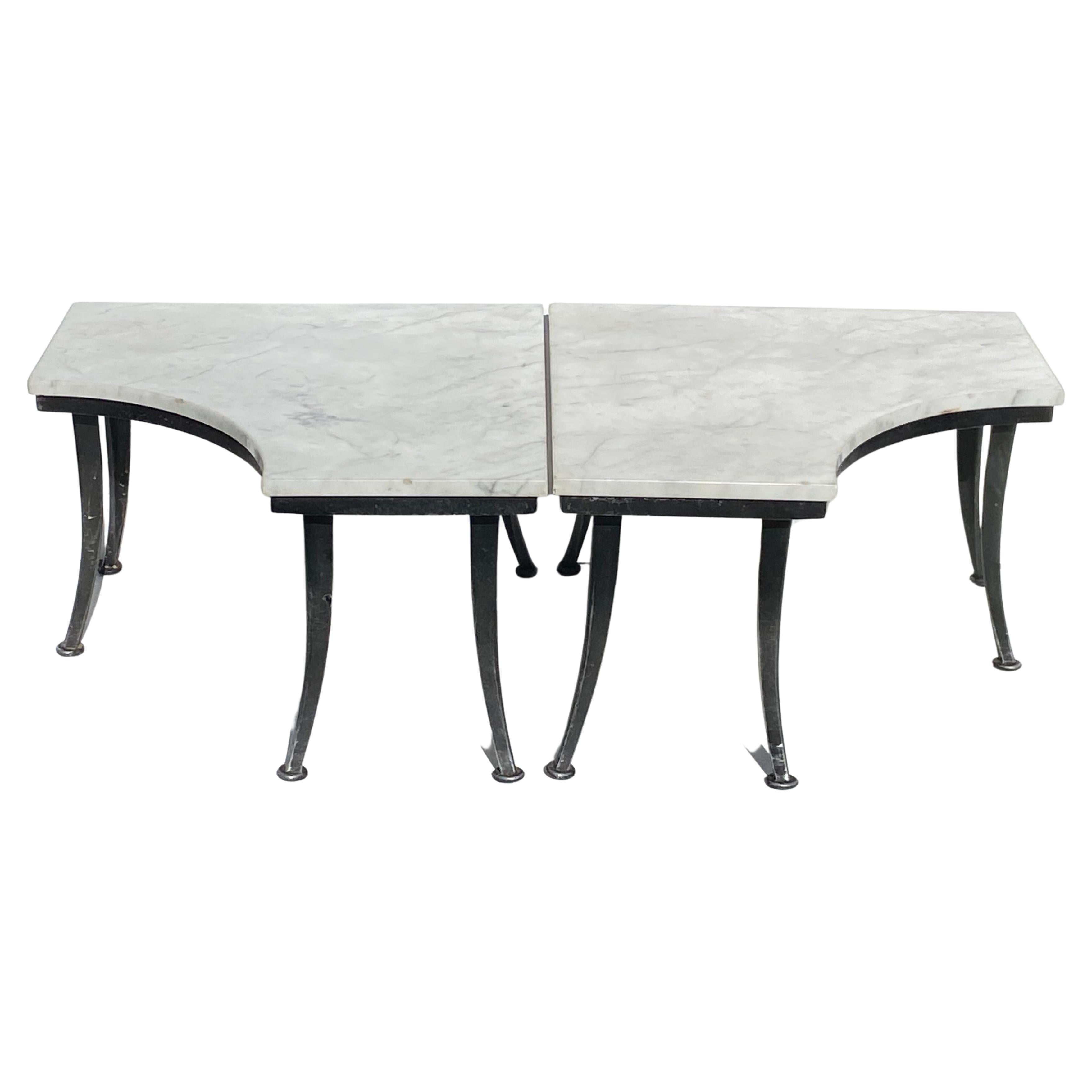 Paire de tables d'appoint vintage de style Klismos en marbre et aluminium découpé