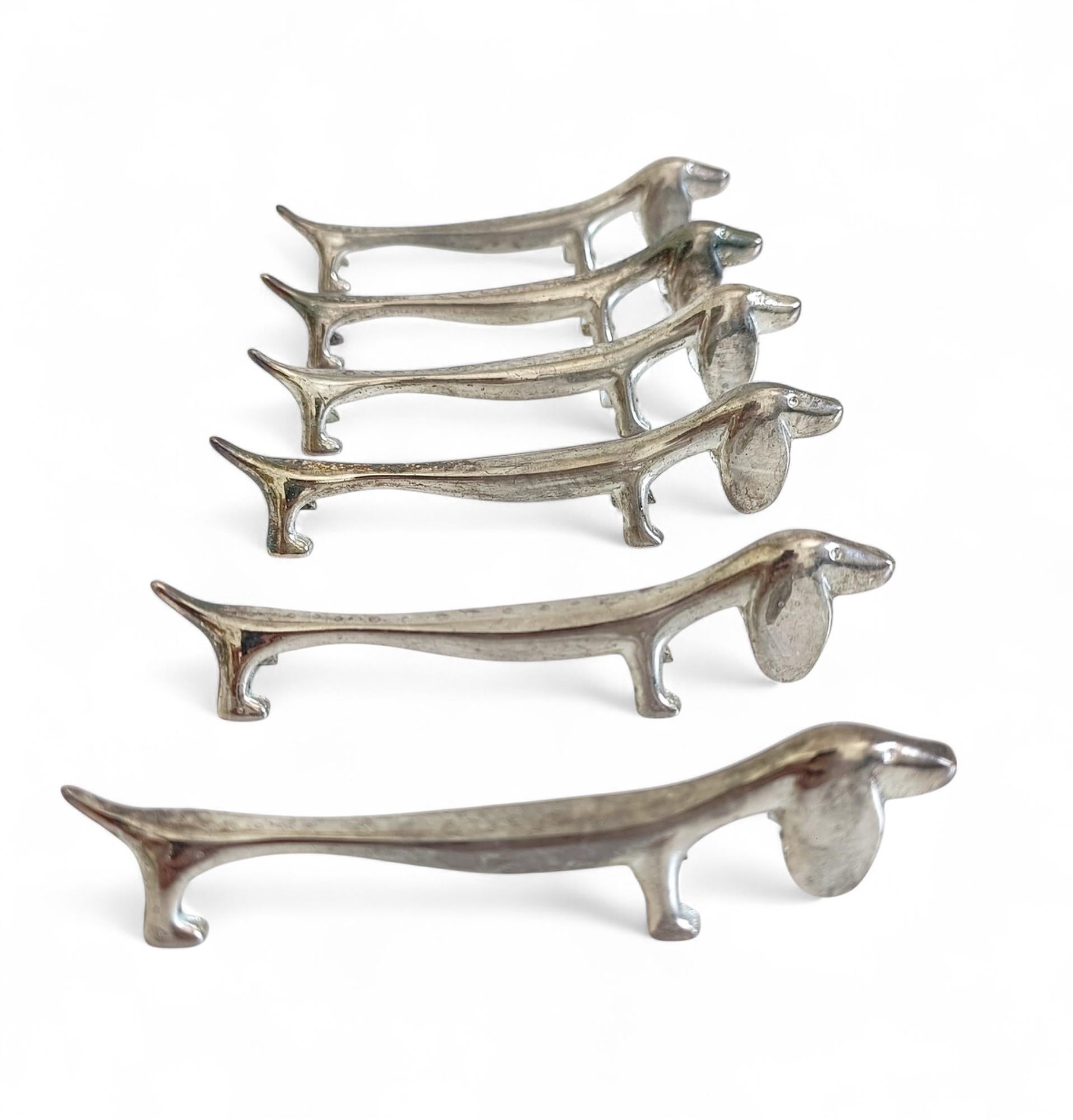 Porte-couteaux vintage, ensemble de six chiens teckels en métal argenté, Italie, C.I.C. en vente 3