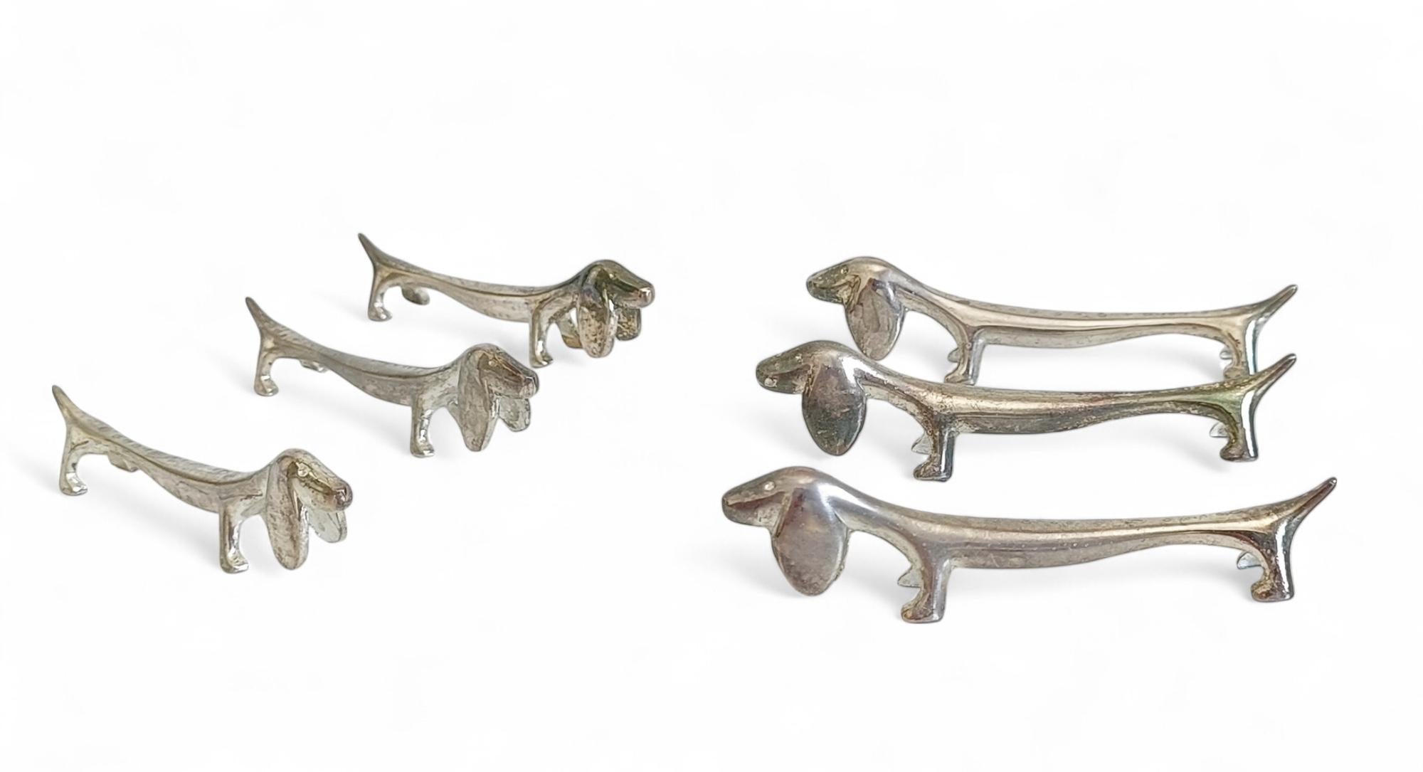 Moulé Porte-couteaux vintage, ensemble de six chiens teckels en métal argenté, Italie, C.I.C. en vente