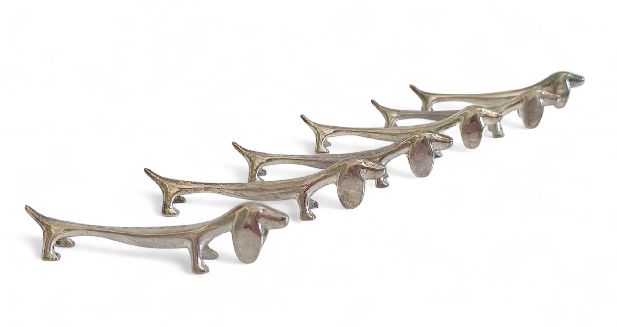 Porte-couteaux vintage, ensemble de six chiens teckels en métal argenté, Italie, C.I.C. Bon état - En vente à Valencia, VC
