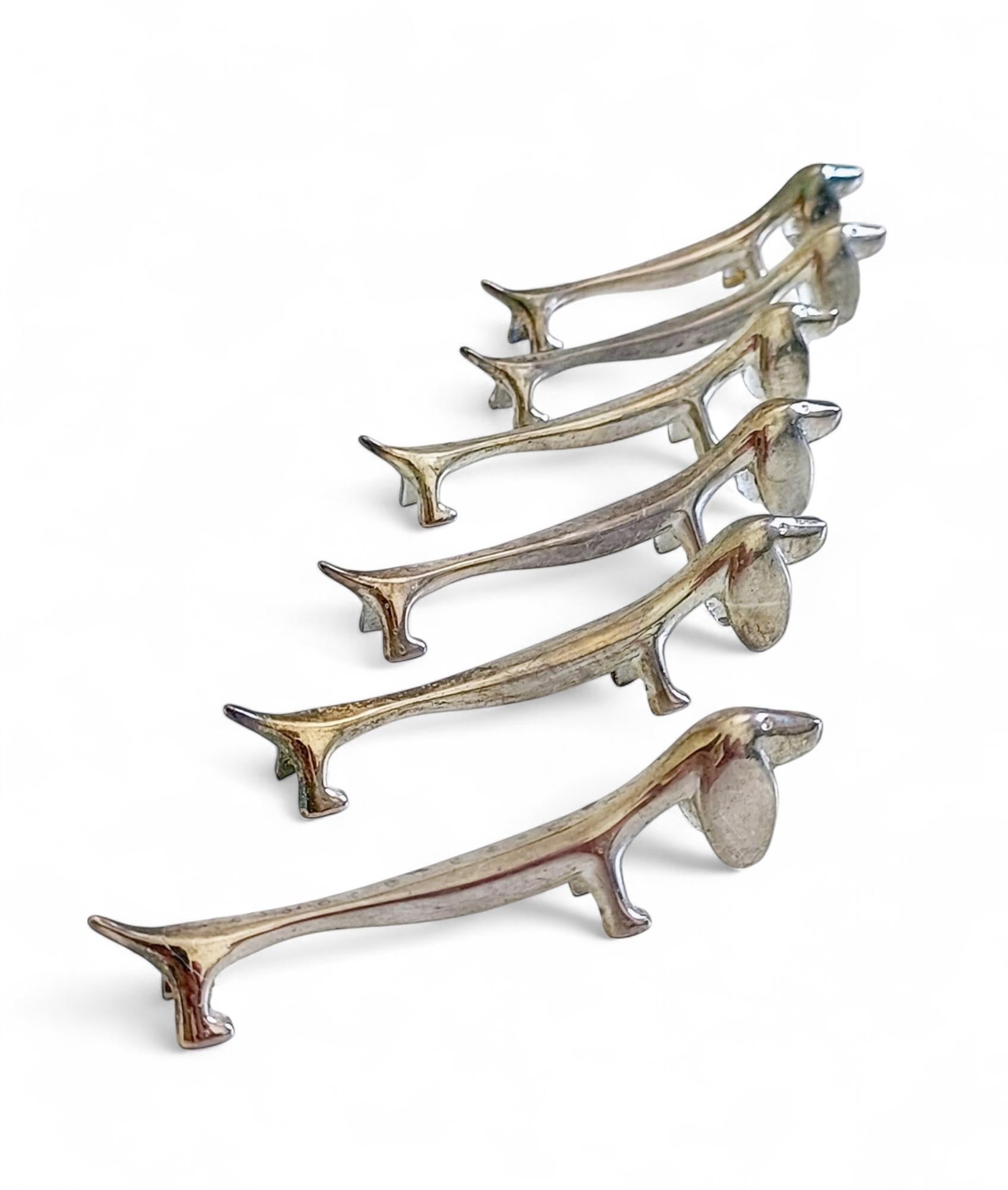 Métal Porte-couteaux vintage, ensemble de six chiens teckels en métal argenté, Italie, C.I.C. en vente