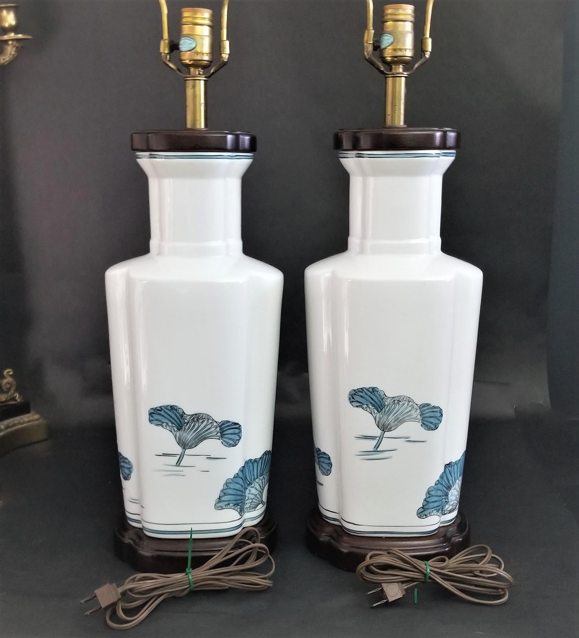 Asiatische Chinoiserie-Porzellan-Tischlampen im Knob Creek-Stil, Paar (Chinese Chippendale) im Angebot