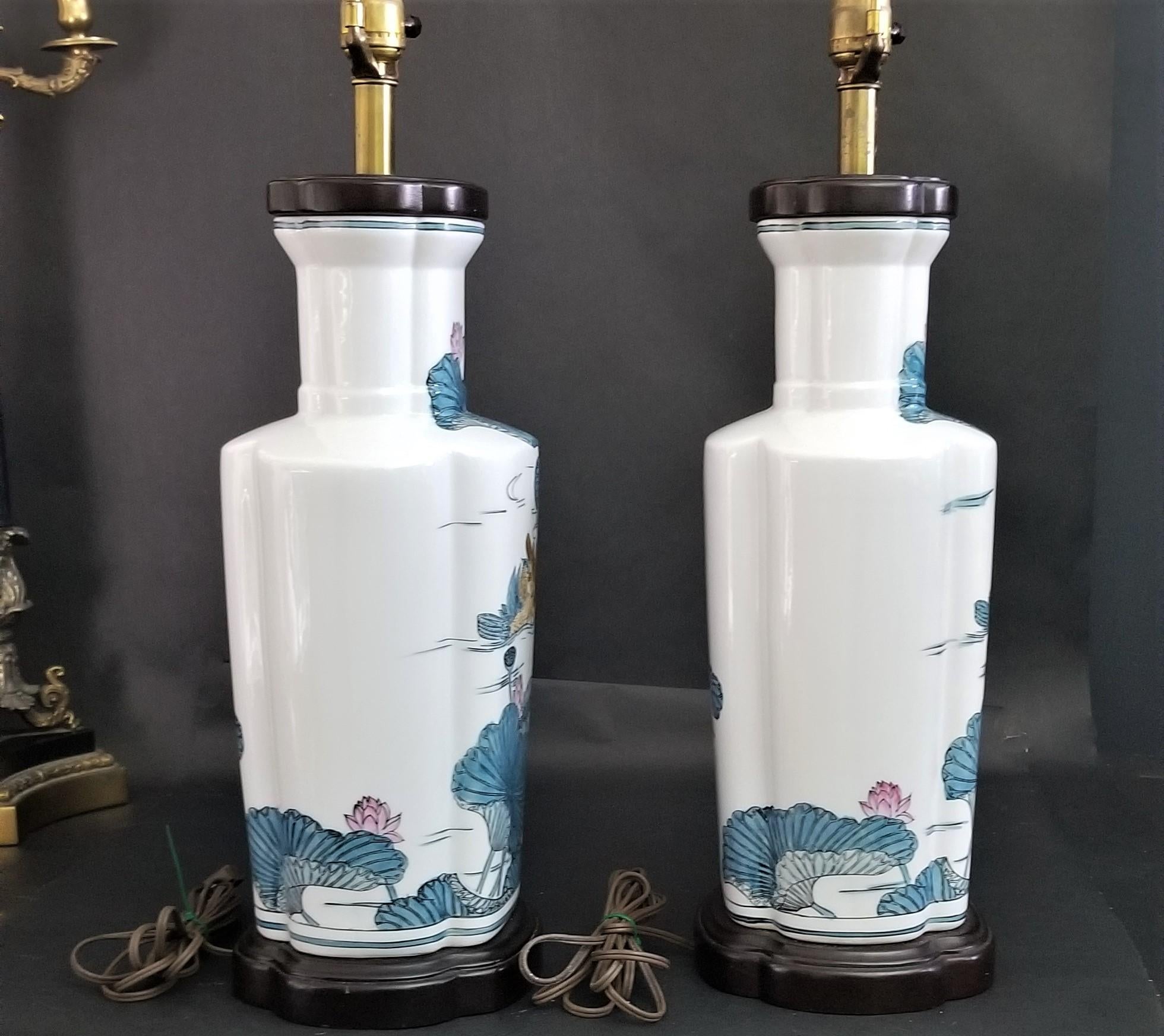 Peint à la main Paire de lampes de bureau vintage en porcelaine de style chinoiserie asiatique Knob Creek en vente