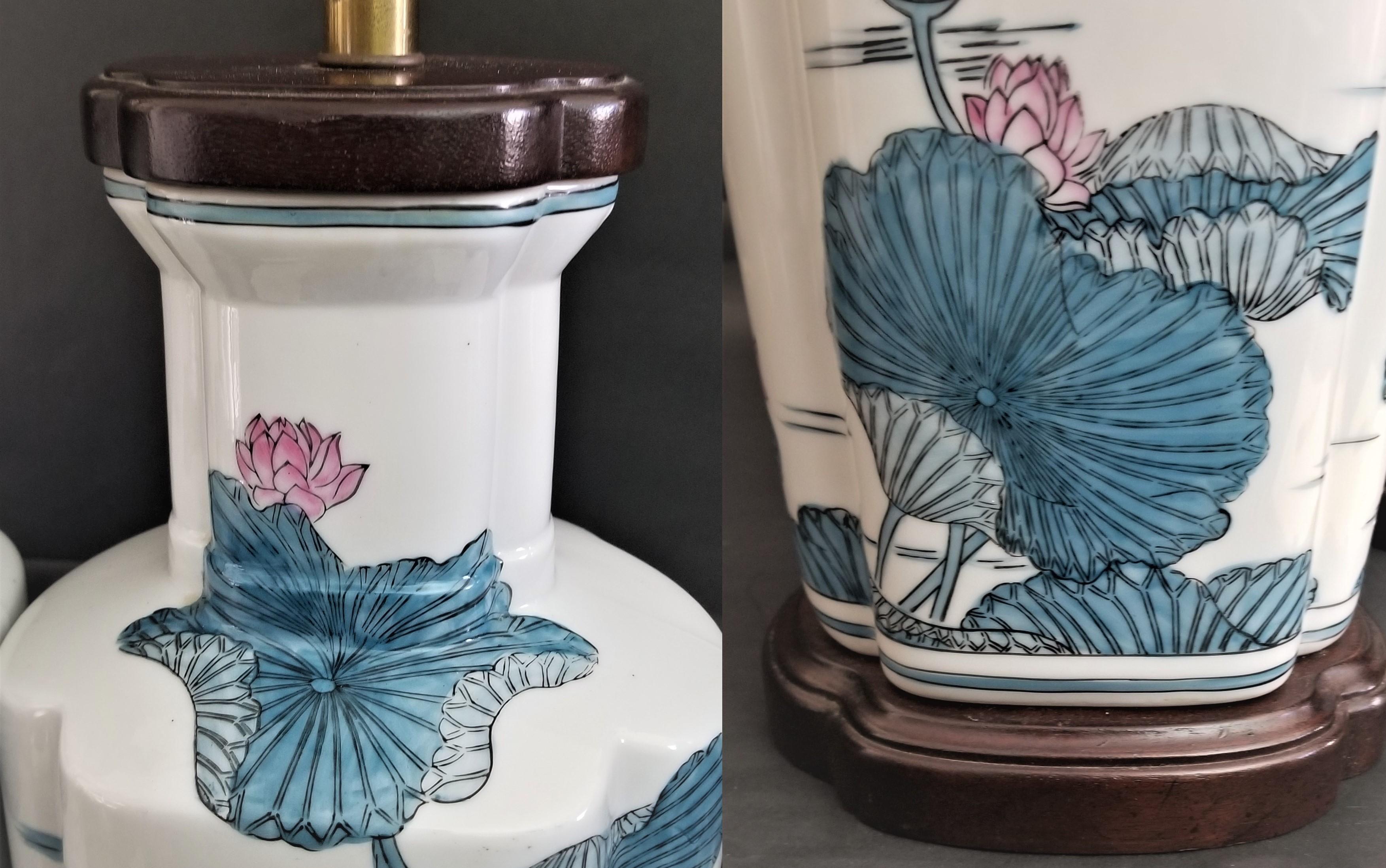 Asiatische Chinoiserie-Porzellan-Tischlampen im Knob Creek-Stil, Paar (Messing) im Angebot