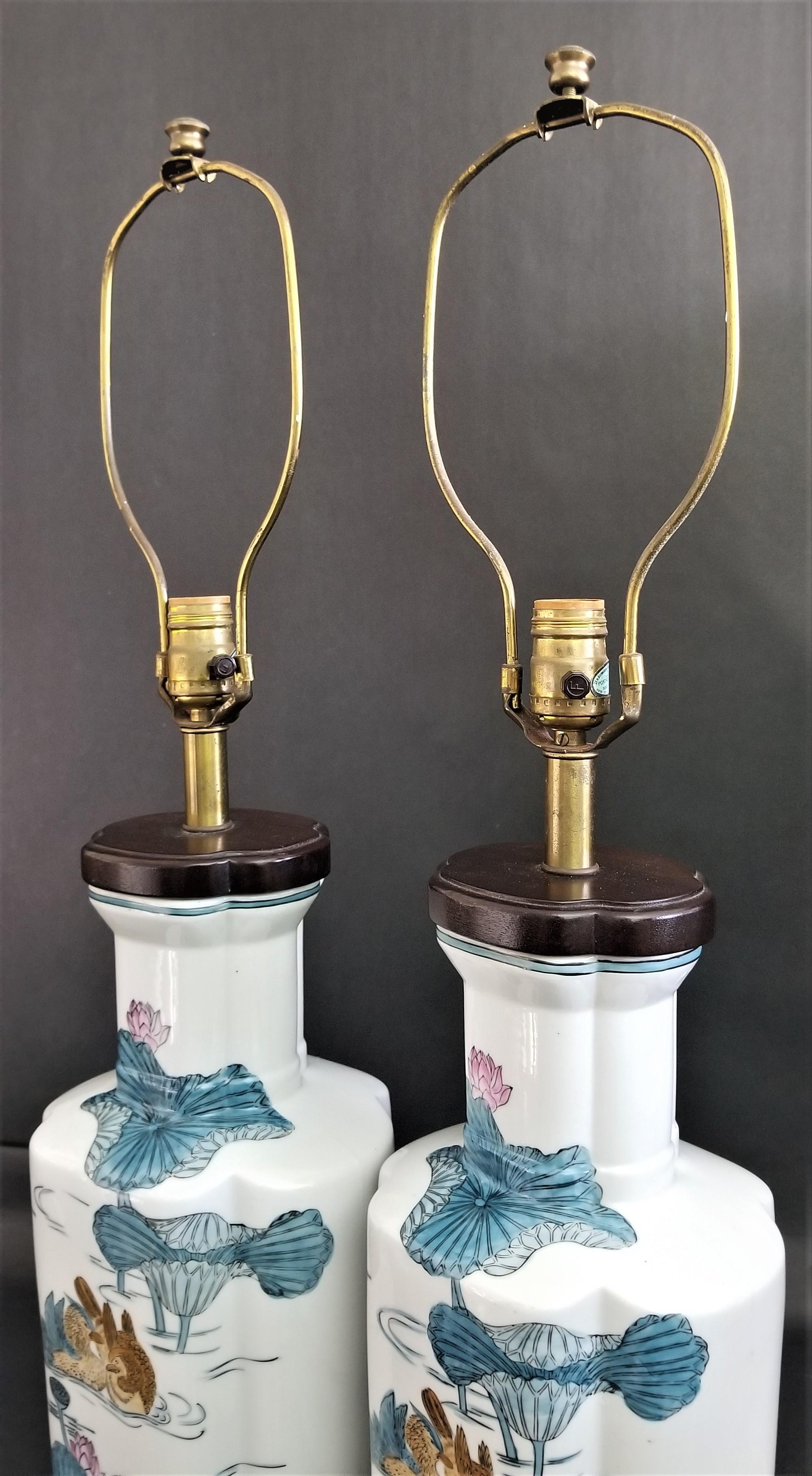 Asiatische Chinoiserie-Porzellan-Tischlampen im Knob Creek-Stil, Paar im Angebot 1