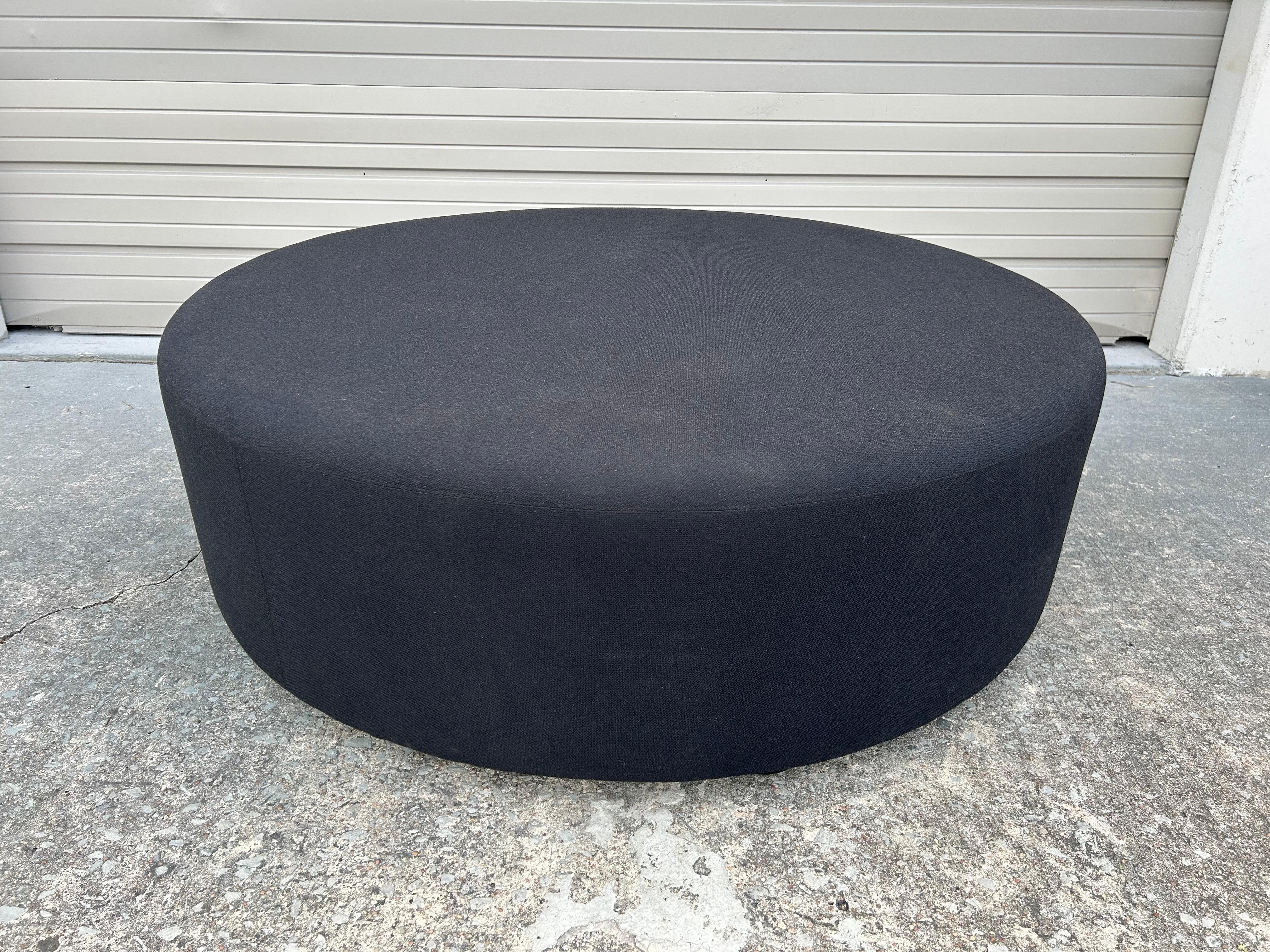 Knoll vintage  53 Inch Ottoman Or Pouf.
Nous vous proposons un magnifique ottoman ou pouf rond surdimensionné fabriqué par Knoll.
Ce très grand ottoman est actuellement recouvert du tissu noir d'origine et conserve l'étiquette d'origine. Il est