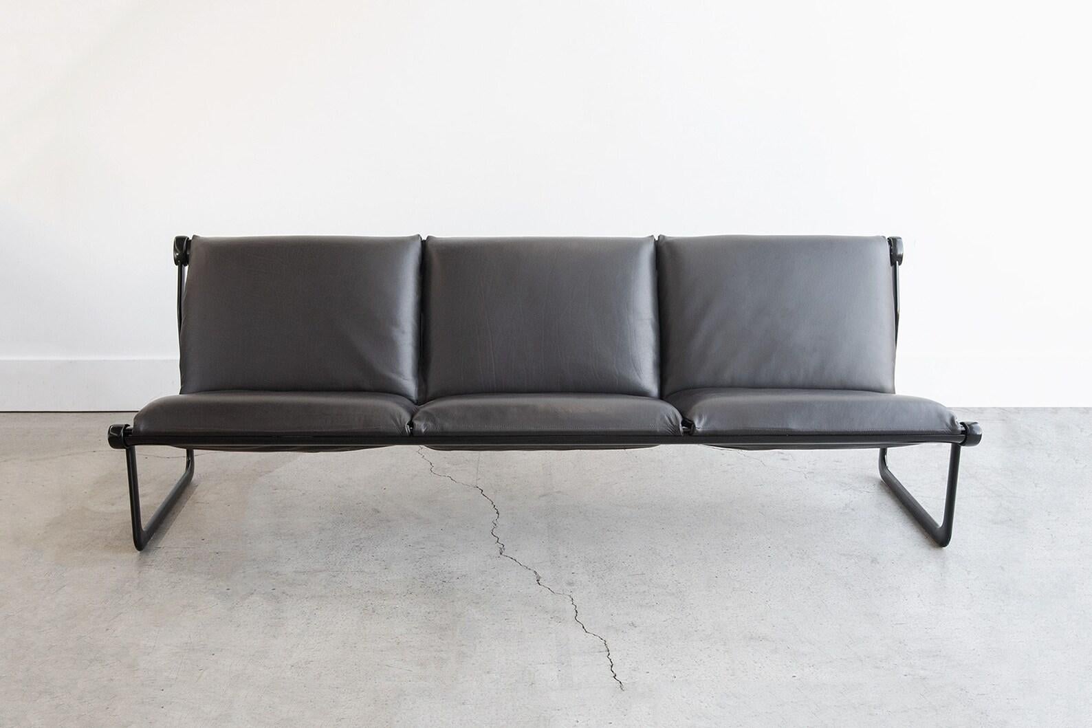 Sehr seltenes Aluminium-Sling-Sofa mit 3 Sitzen, entworfen von Bruce Hannah und Andrew Morrison für Knoll. Dieses Designteam arbeitete in den 1970er Jahren bei Knoll zusammen und gewann zahlreiche Designpreise! Das superbequeme Sling-Design eignet