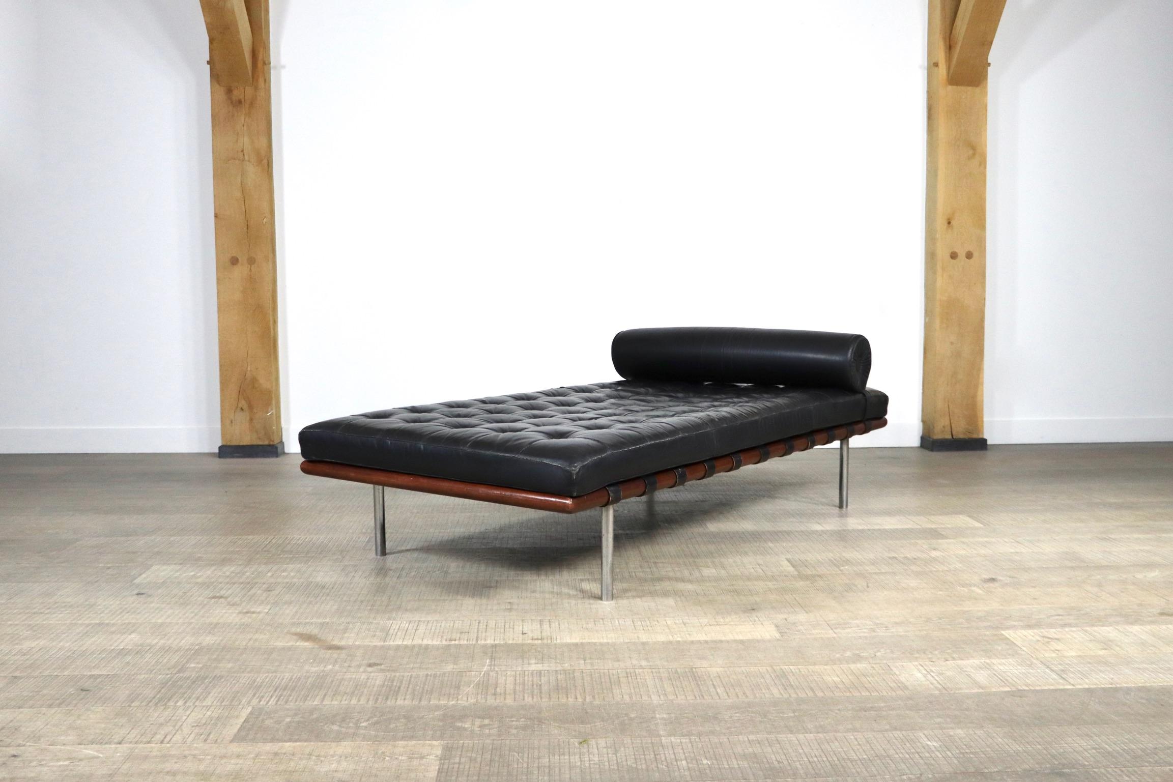 Vintage Knoll Barcelona daybed by Ludwig Mies van der Rohe 2