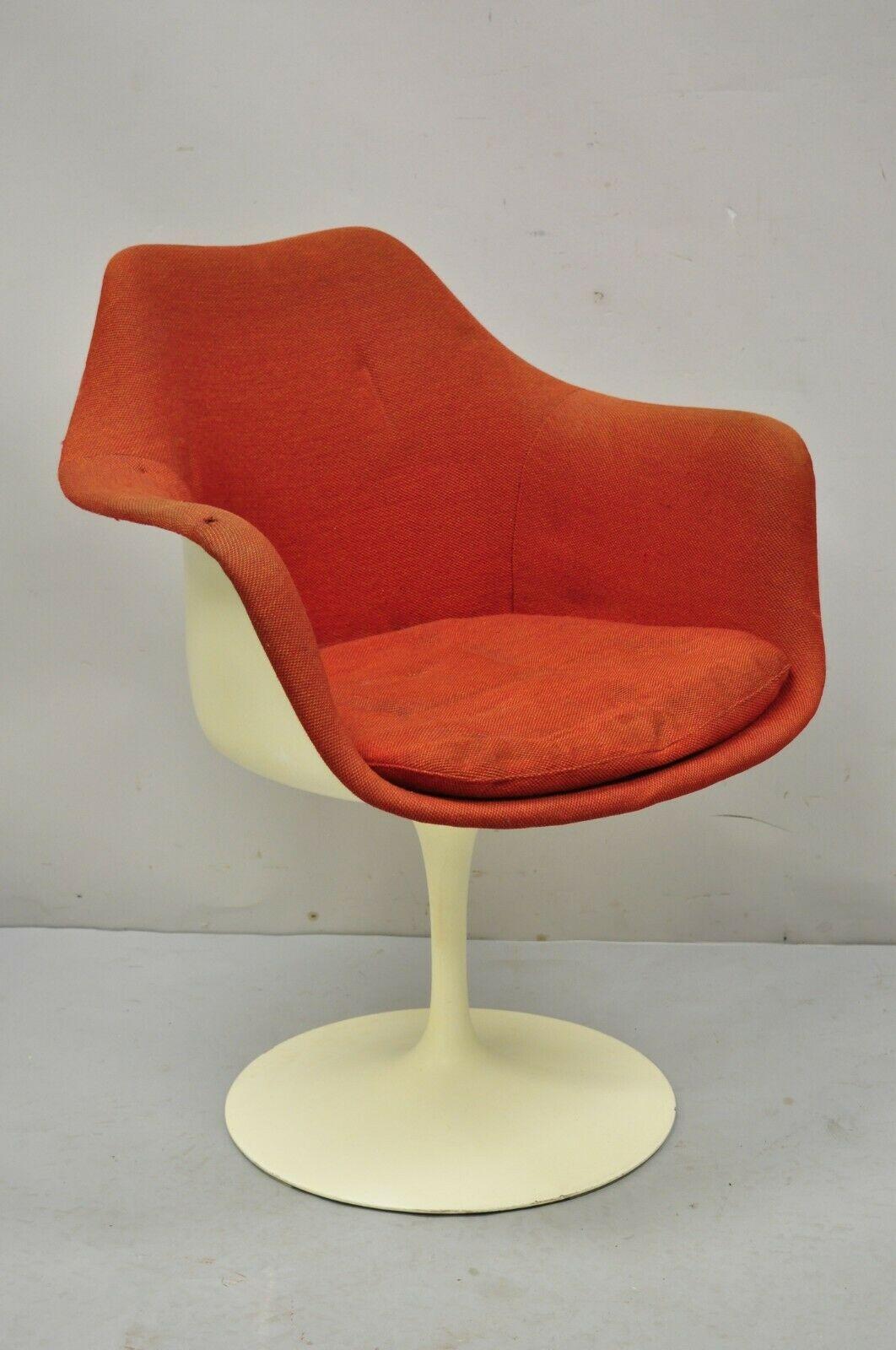 Vintage Knoll Eero Saarinen Red Upholstered Fiberglass Tulip Arm Chair. A se caractérise par une assise en fibre de verre, une sellerie rouge d'origine, des labels d'origine, des lignes modernistes épurées, une fabrication américaine de qualité, un