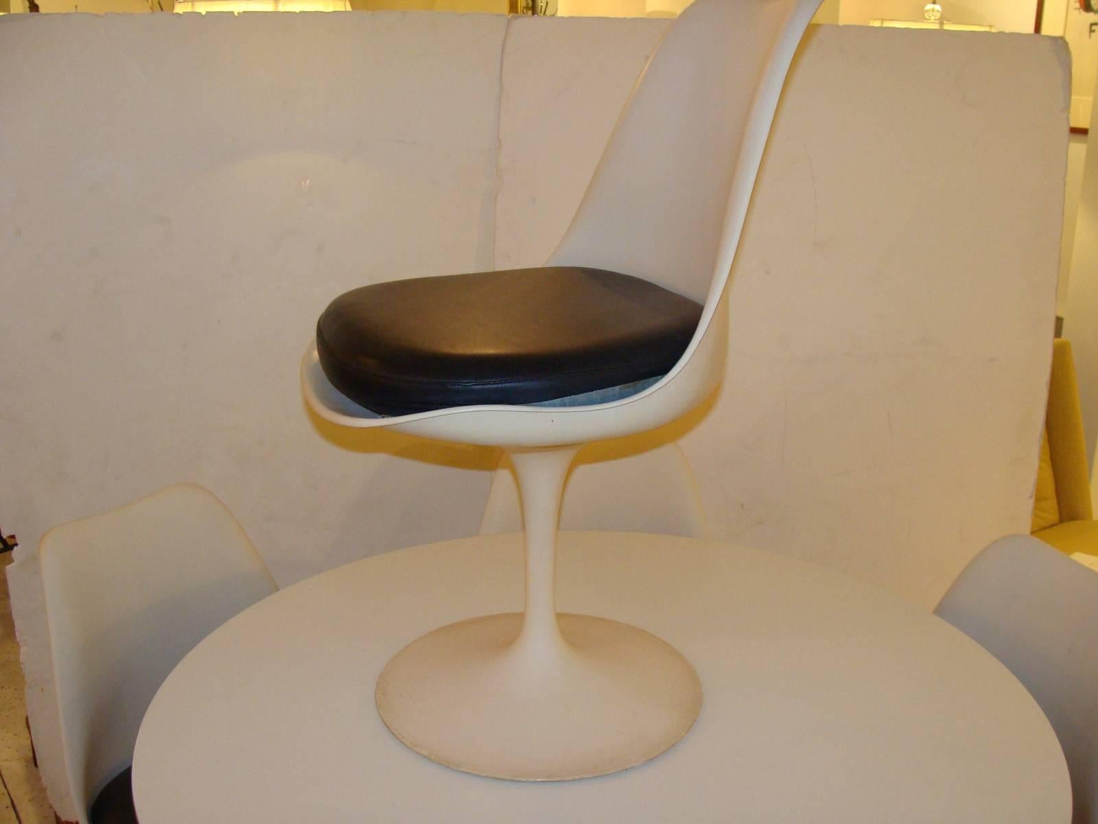 American Vintage Knoll Eero Saarinen Tulip Table and Chairs