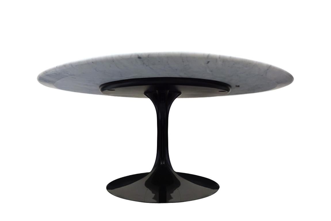 Classic original vintage Eero Saarinen white marble tulip coffee table with black base. Despite their age both the top and base are in excellent condition; no major marks, chips or scratches.