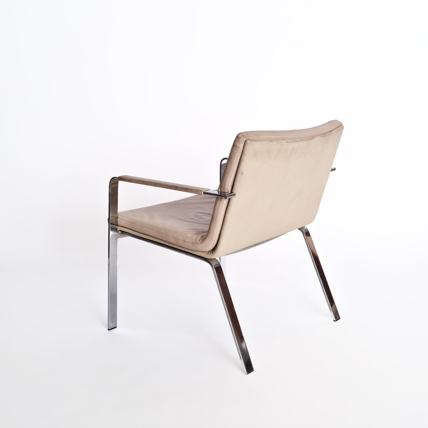 Experimenta la comodidad y el estilo atemporales con este lujoso sillón de Knoll International. Con un elegante armazón cromado, la silla está tapizada en piel beige de primera calidad para darle un aspecto sofisticado. El respaldo y los