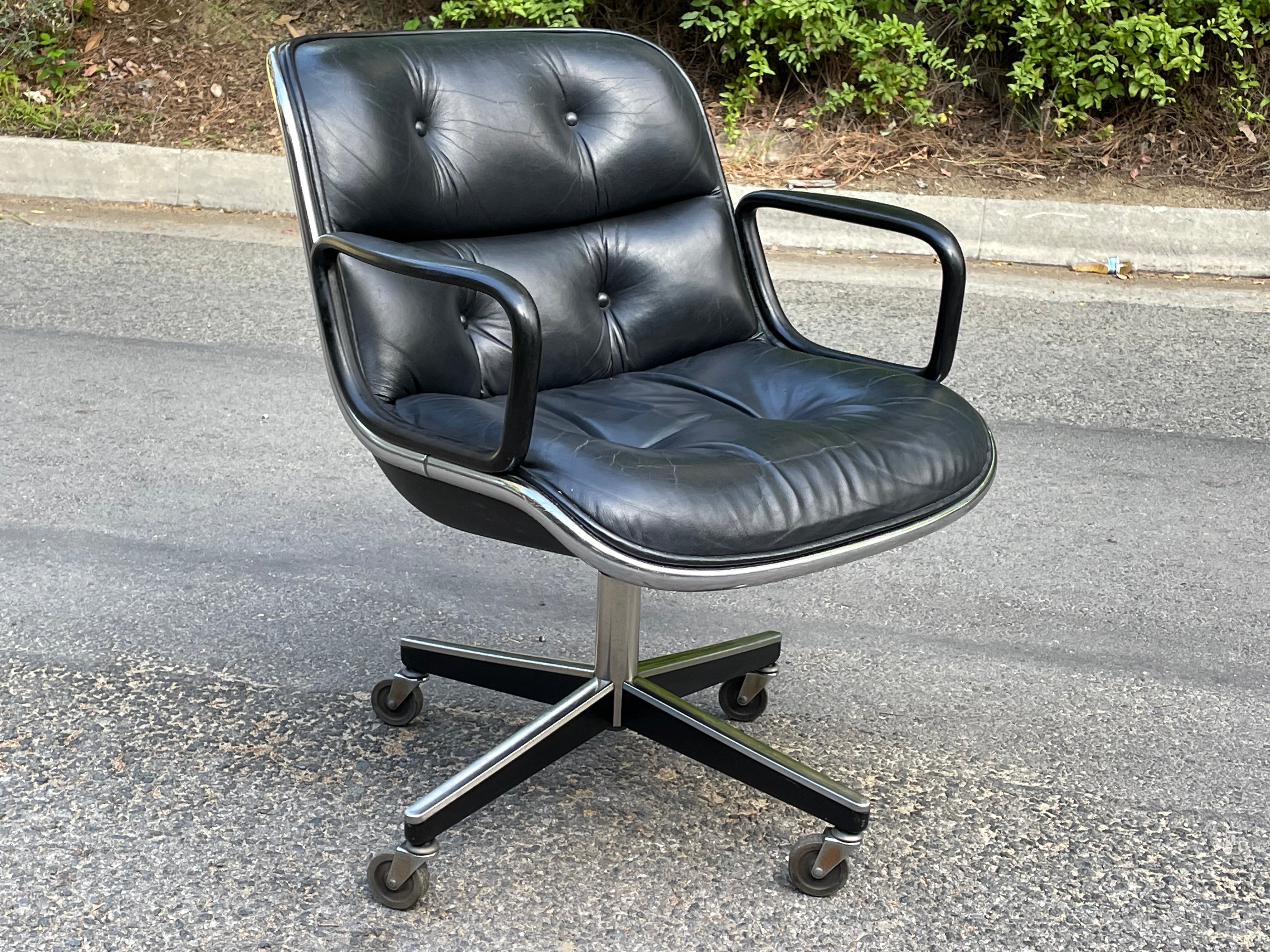 Gorgeous vintage original black leather Pollock desk chair designed by Charles Pollack for Knoll. Features original black leather in very good original condition.

On 4-star chrome pedestal bases. Sourced from Leo Burnett advertising offices. Very