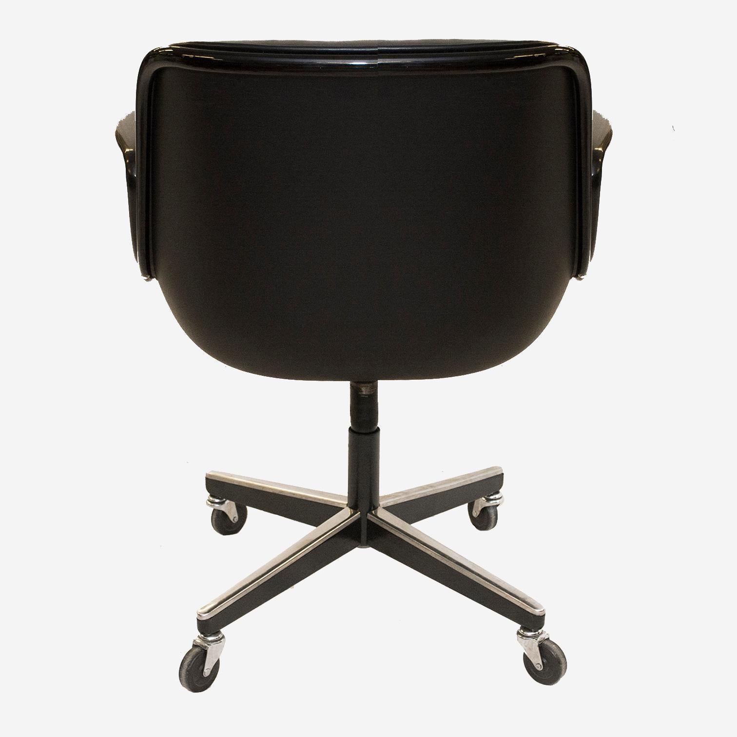 Mid-Century Modern Fauteuil pivotant vintage Knoll Pollock en cuir noir, cadre noir mat