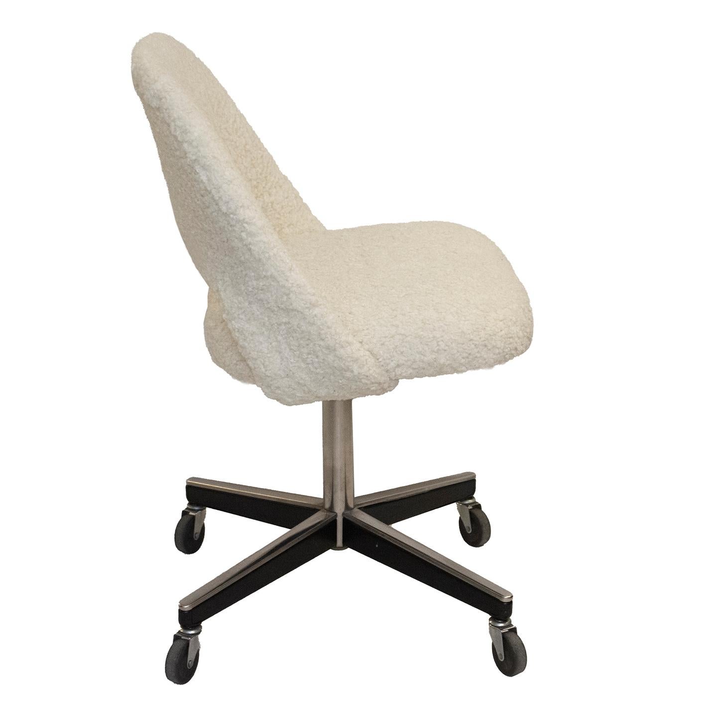 Mid-Century Modern Vintage Knoll Saarinen Desk Swivel Chair Upholstered in White Faux Shearling
